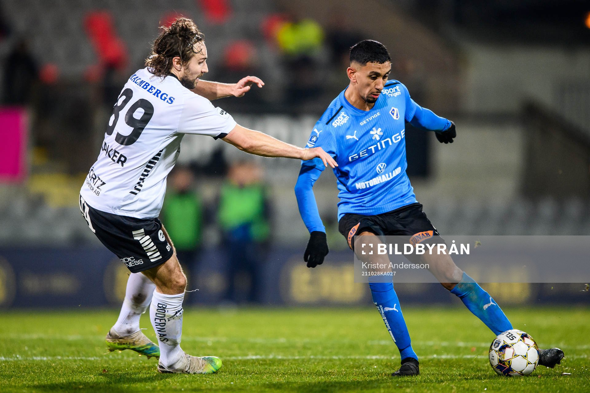 Örebros Kevin Walker och Halmstads Amir Al-Ammari
