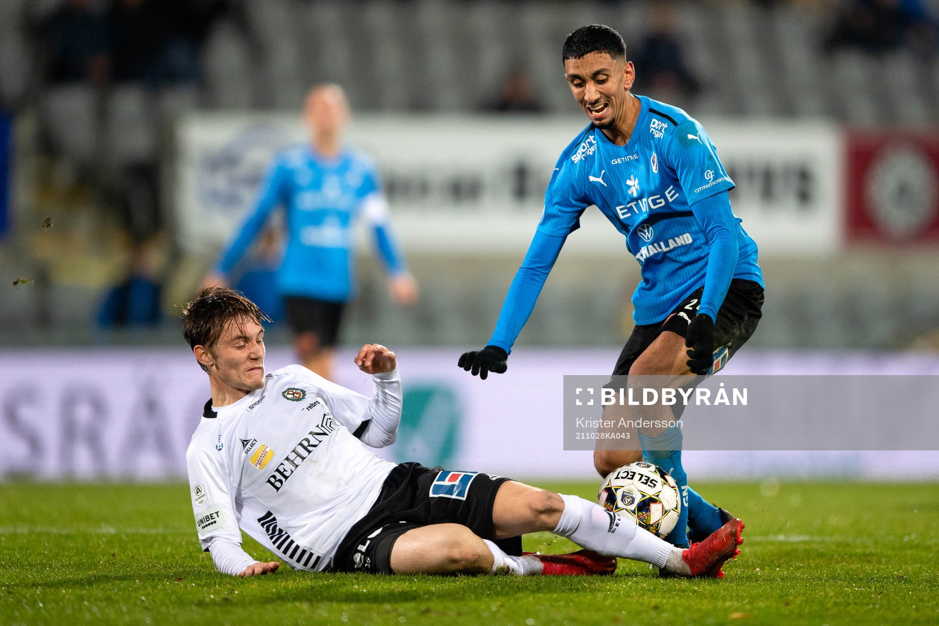Örebros Anton Ingves och Halmstads Amir Al-Ammari under fotbollsmatchen i Allsvenskan mellan Halmstad och Örebro den 28 oktober 2021 i Halmstad.