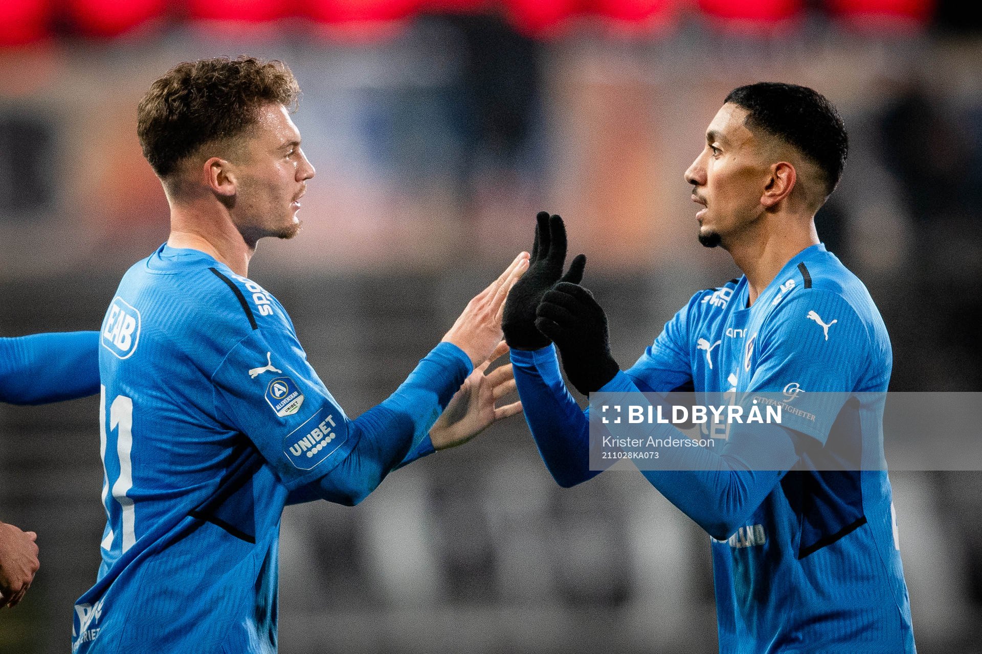 Halmstads Samuel Kroon jublar med Amir Al-Ammari efter 1-0 under fotbollsmatchen i Allsvenskan mellan Halmstad och Örebro den 28 oktober 2021 i Halmstad. 