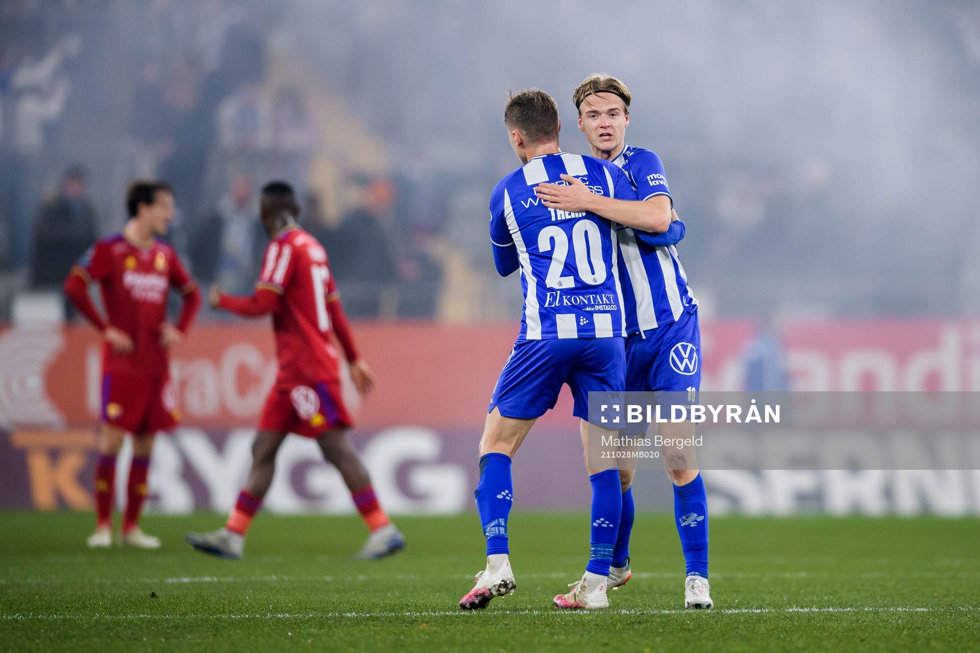 IFK Göteborgs Simon Thern jublar tillsmamans med August