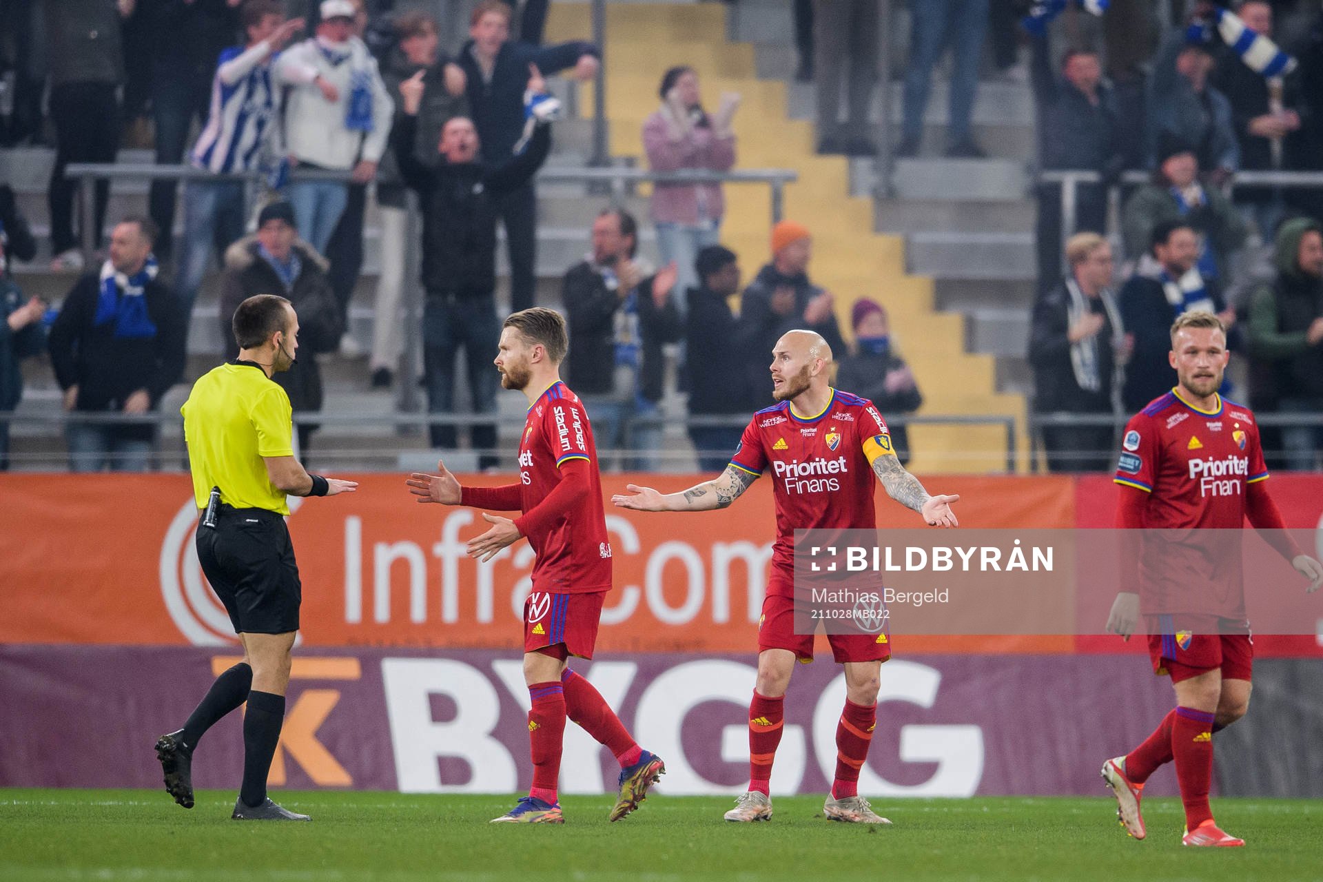 Djurgårdens Magnus Eriksson reagerar mot domare Kaspar