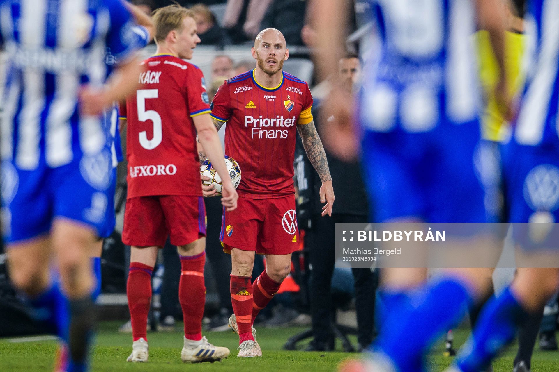 Djurgårdens Magnus Eriksson reagerar mot domare Kaspar
