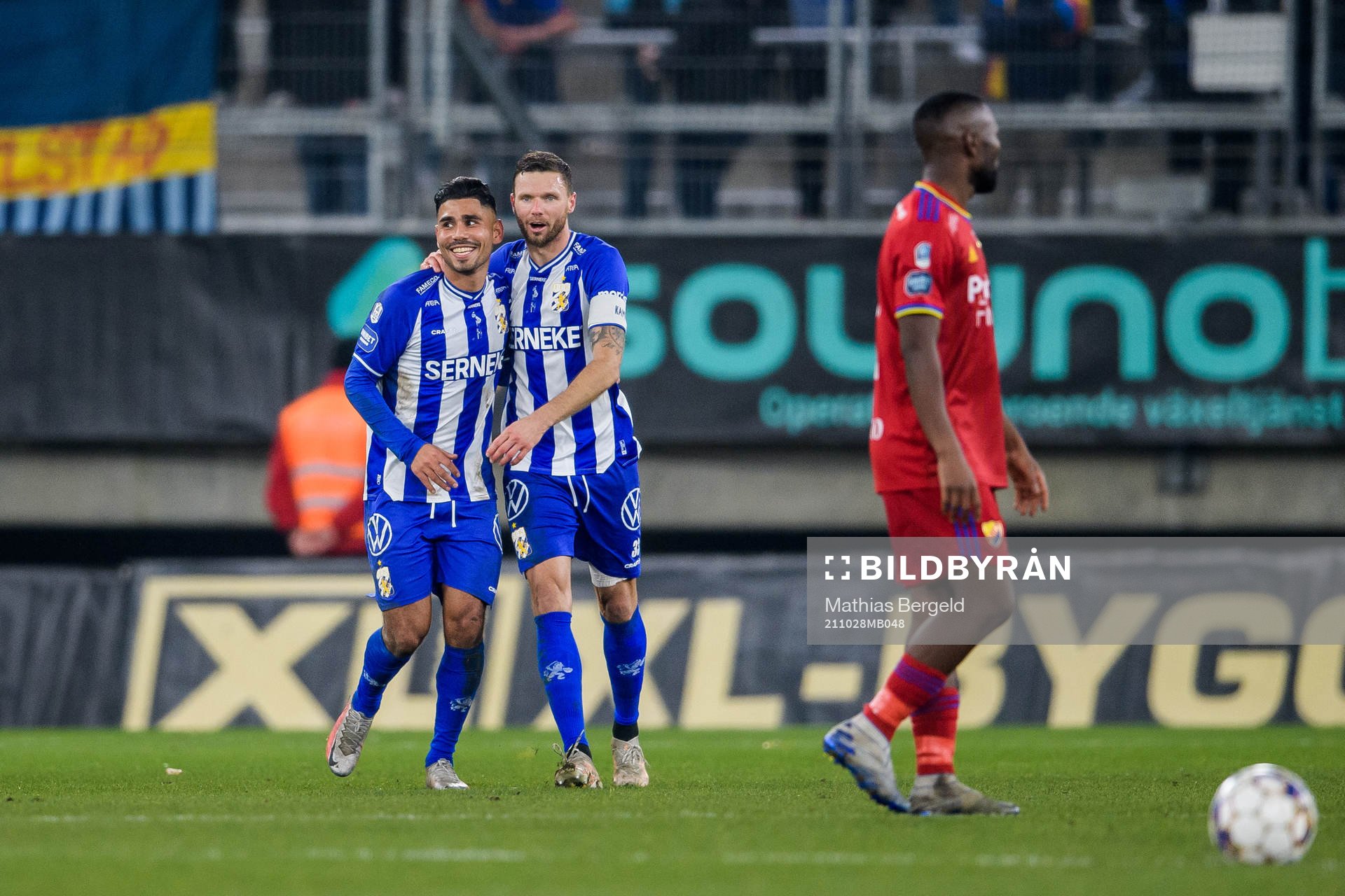 IFK Göteborgs Hosam Aiesh och Marcus Berg jublar
