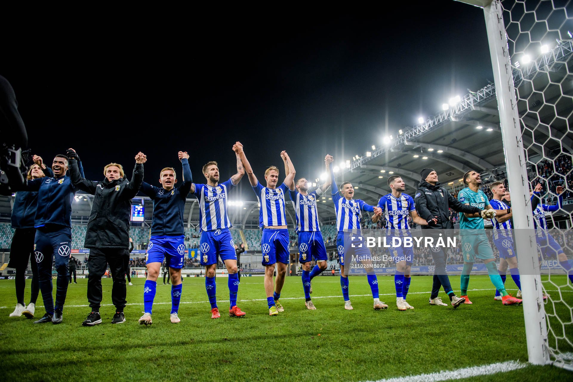 IFK Göteborgs Mattias Bjärsmyr, Oscar Vilhelmsson, Marcus Berg och Alexander Jallow jublar efter fotbollsmatchen i Allsvenskan mellan IFK Göteborg och Djurgården den 28 oktober 2021 i Göteborg.