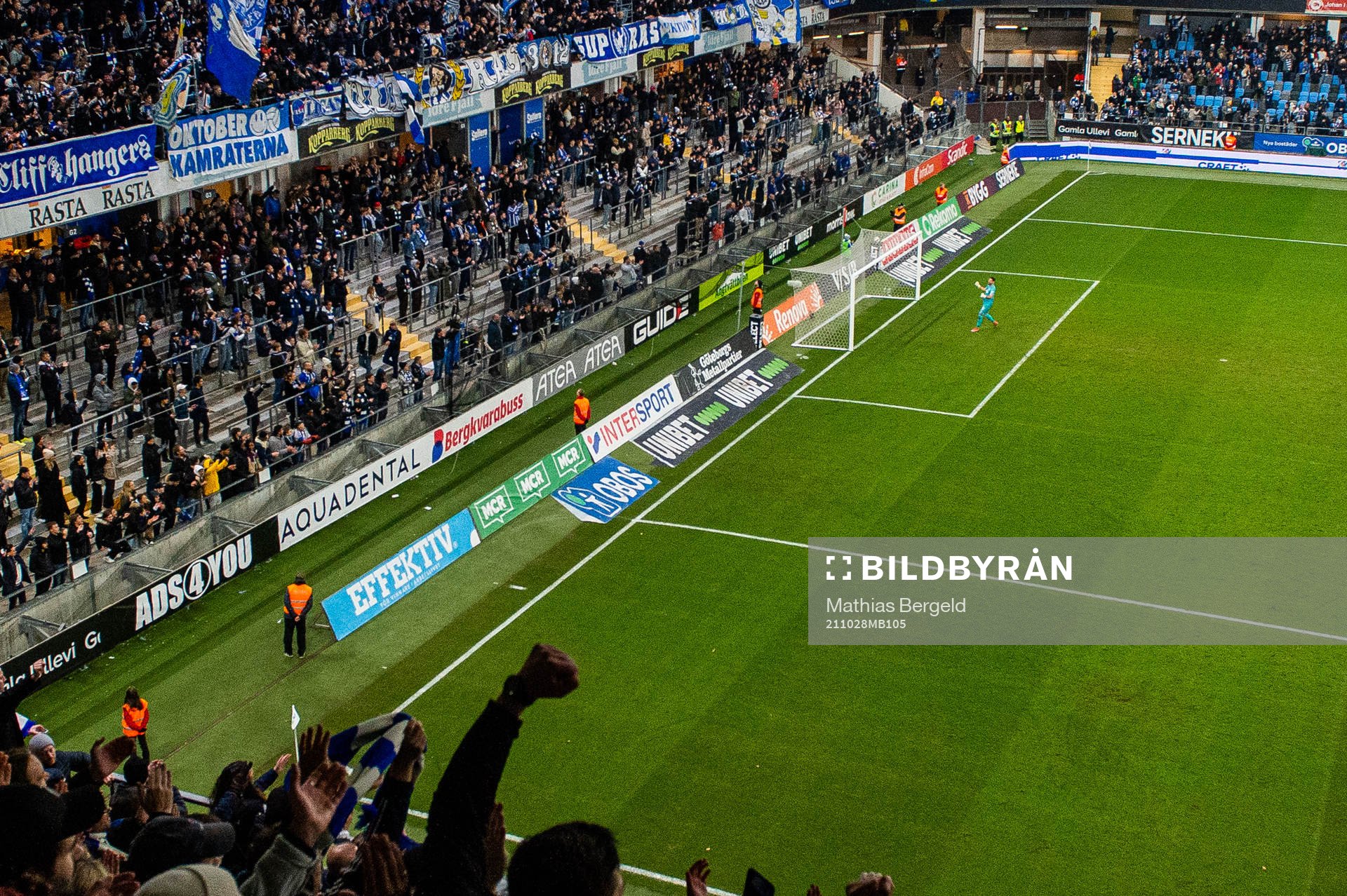 IFK Göteborgs målvakt Giannis Anestis jublar mot fansen under fotbollsmatchen i Allsvenskan mellan IFK Göteborg och Djurgården den 28 oktober 2021 i Göteborg.