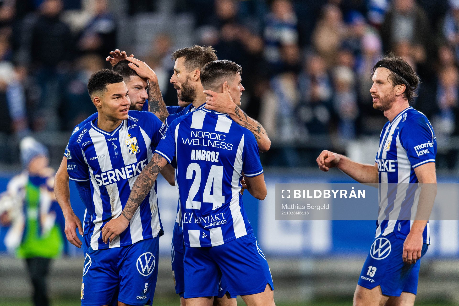 IFK Göteborgs Alexander Jallow, Filip Ambroz, Mattias Bjärsmyr och Filip Ambroz jublar efter fotbollsmatchen i Allsvenskan mellan IFK Göteborg och Djurgården den 28 oktober 2021 i Göteborg.