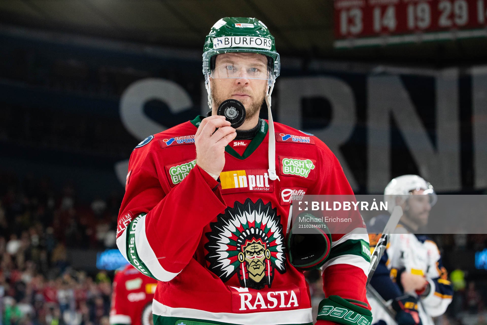 Frölundas Christian Folin med matchpucken