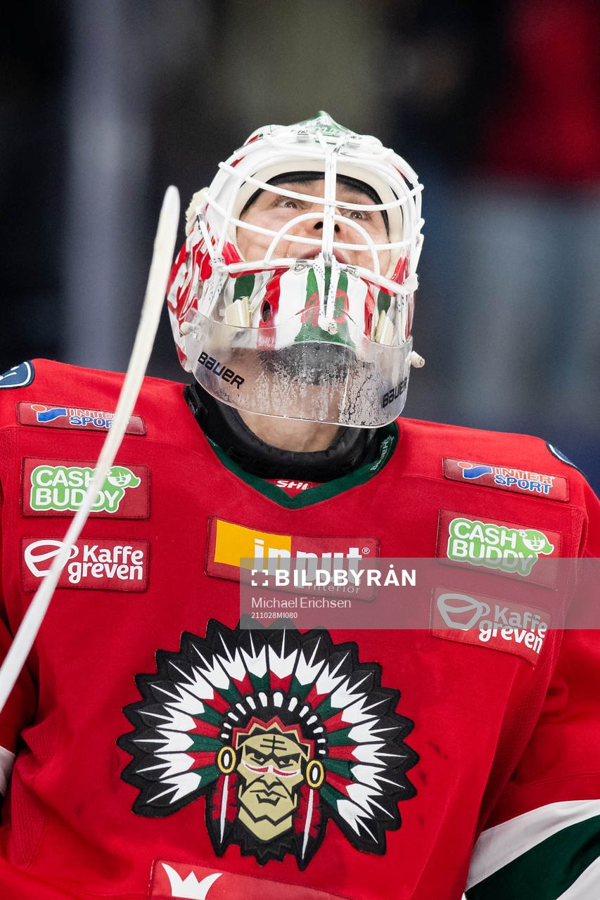 Frölundas målvakt Matthew Tomkins jublar