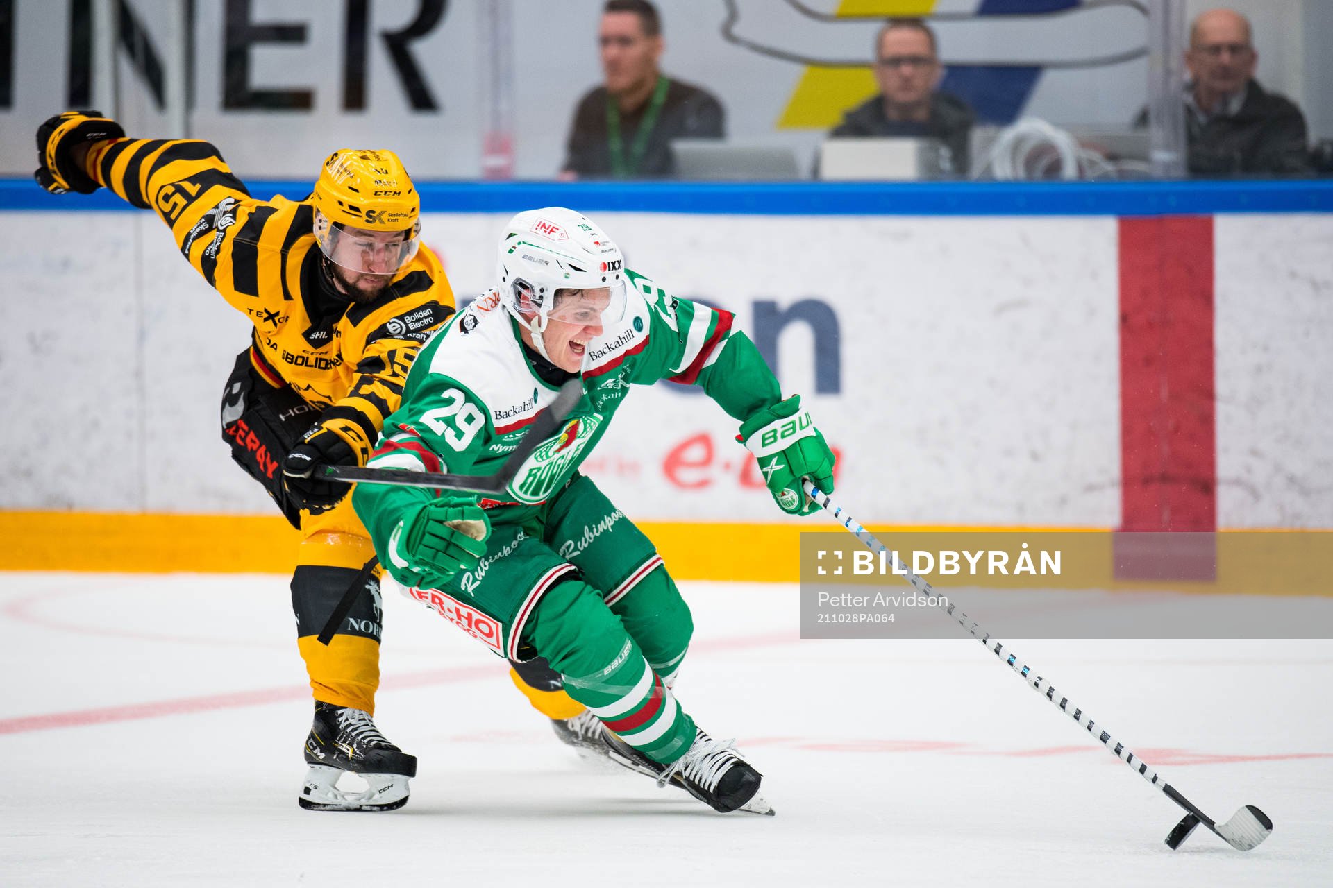 Skellefteås Melker Karlsson och Rögles Tyler Kelleher