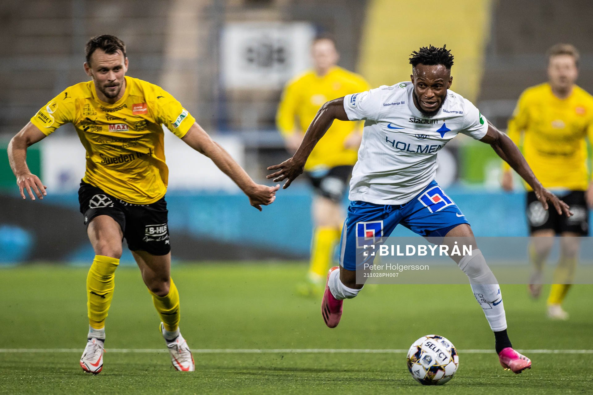 Mjällbys Max Watson och IFK Norrköpings Samuel Adegbenro