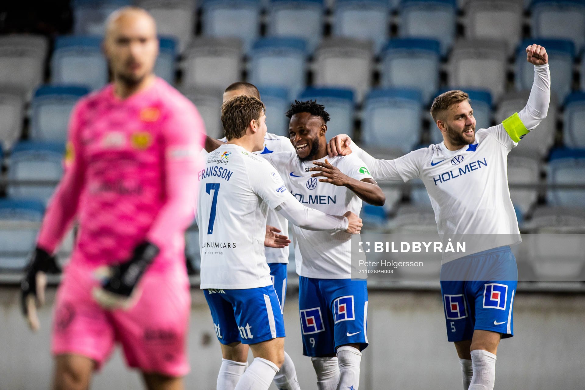IFK Norrköpings Samuel Adegbenro jublar med lagkamrater