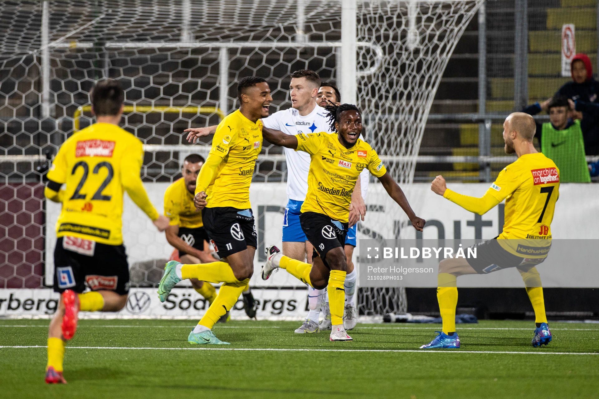 Mjällbys Amin Sarr jublar med Mamudu Moro och Viktor