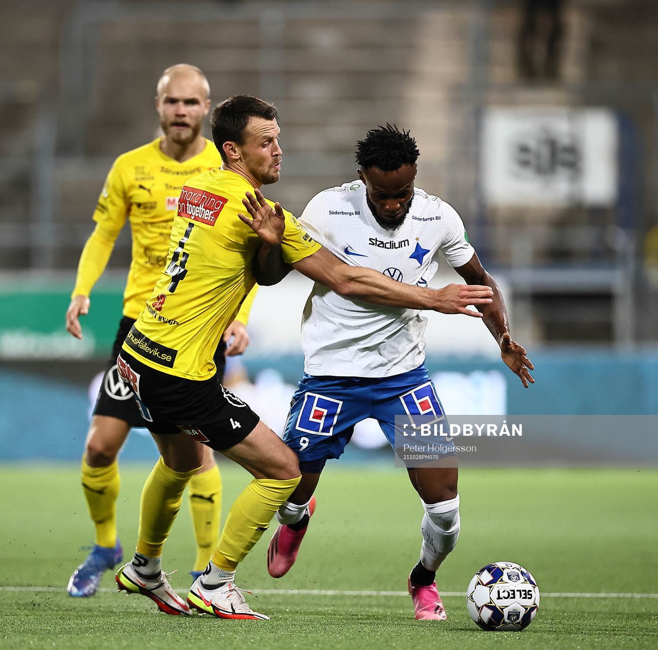 Mjällbys Max Watson och IFK Norrköpings Samuel Adegbenro