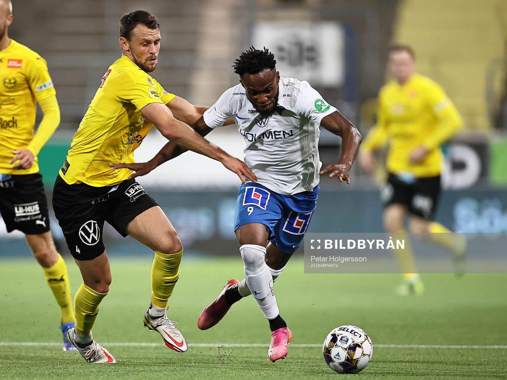 Mjällbys Max Watson och IFK Norrköpings Samuel Adegbenro