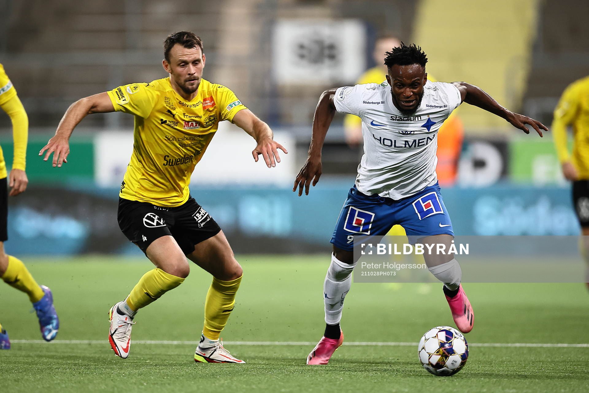 Mjällbys Max Watson och IFK Norrköpings Samuel Adegbenro