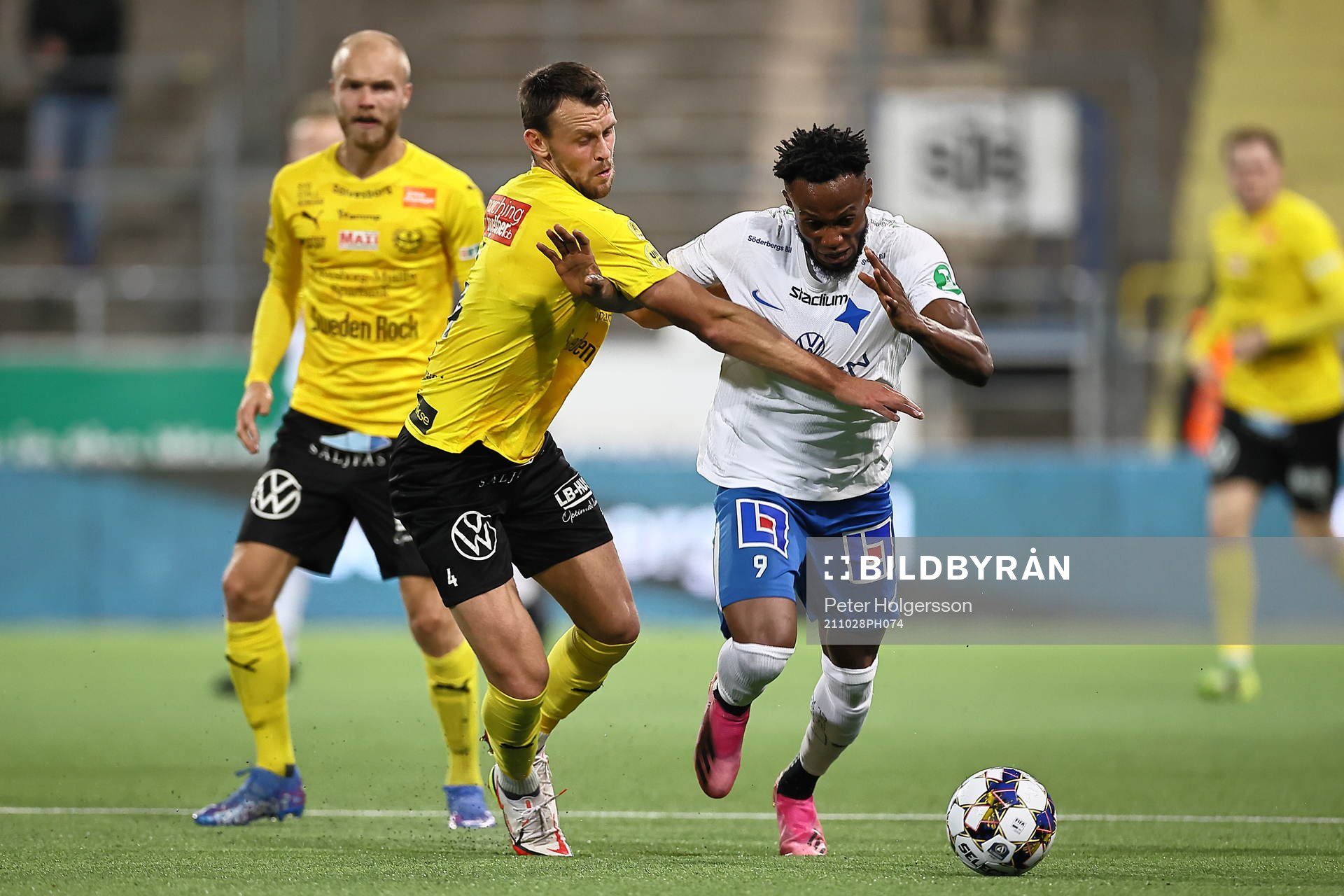Mjällbys Max Watson och IFK Norrköpings Samuel Adegbenro