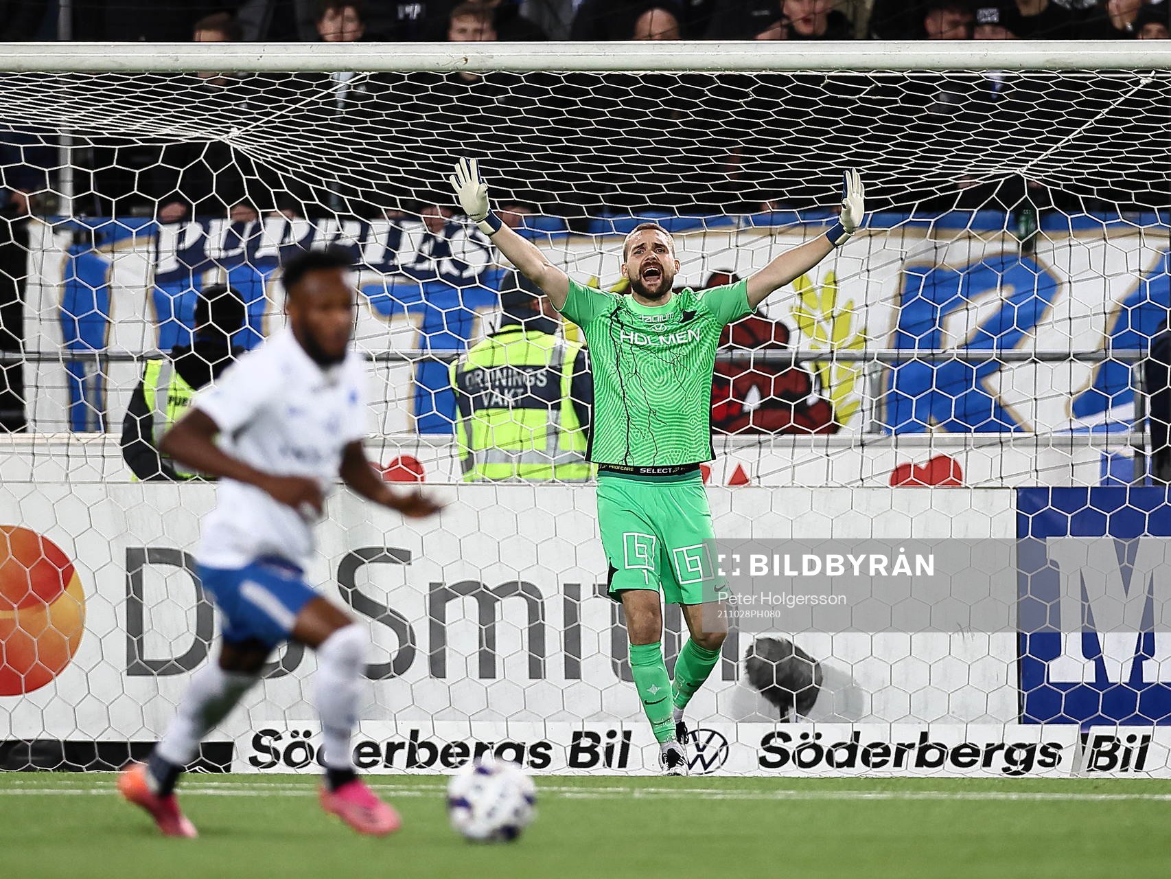 IFK Norrköpings målvakt Oscar Jansson reagerar