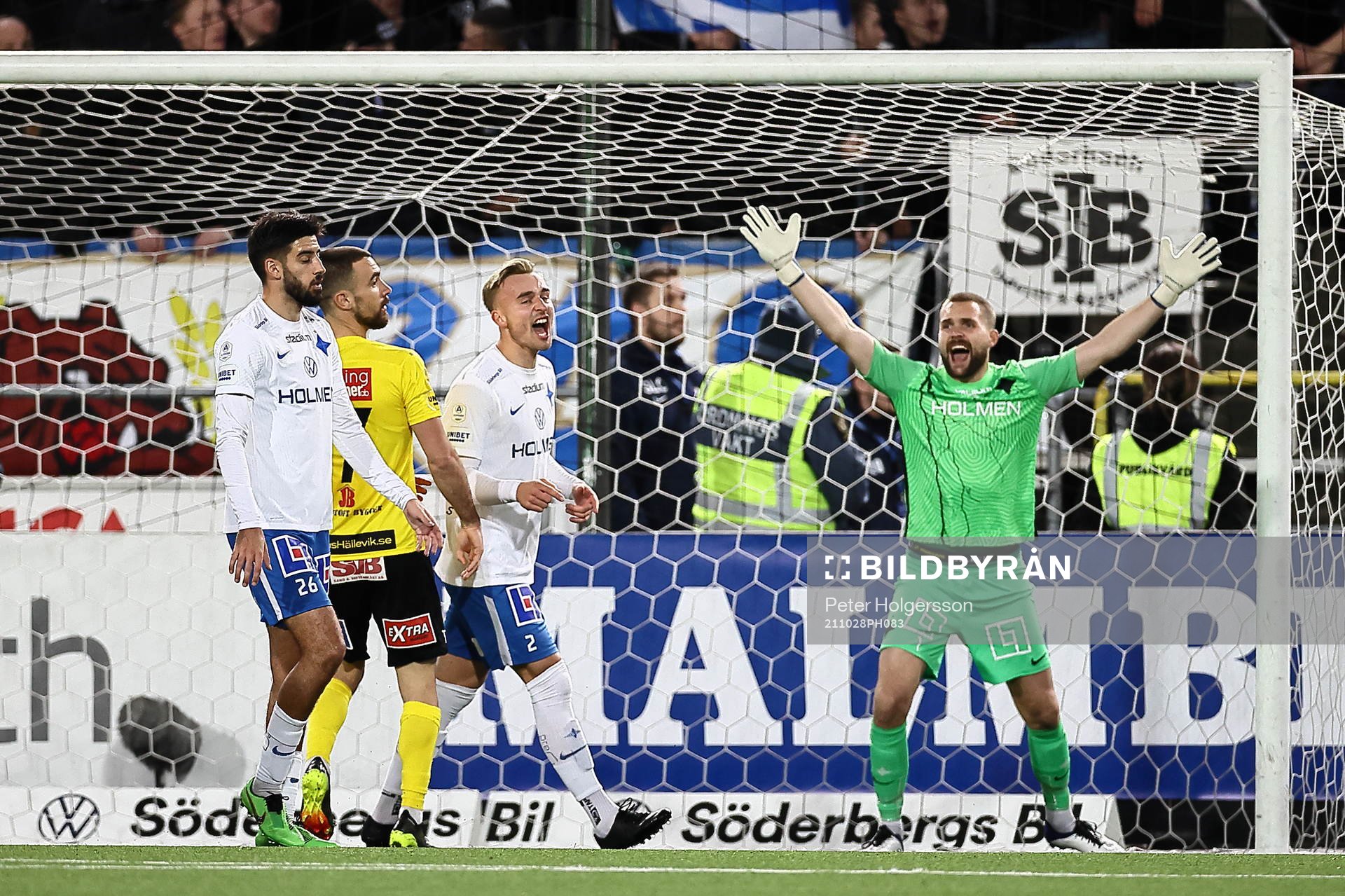 IFK Norrköpings målvakt Oscar Jansson reagerar