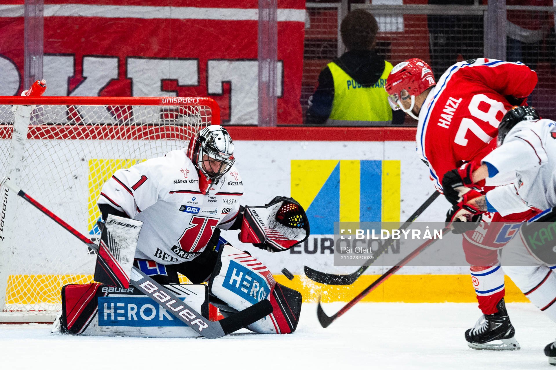 Örebros målvakt Jhonas Enroth och Timrås Robin Hanzl