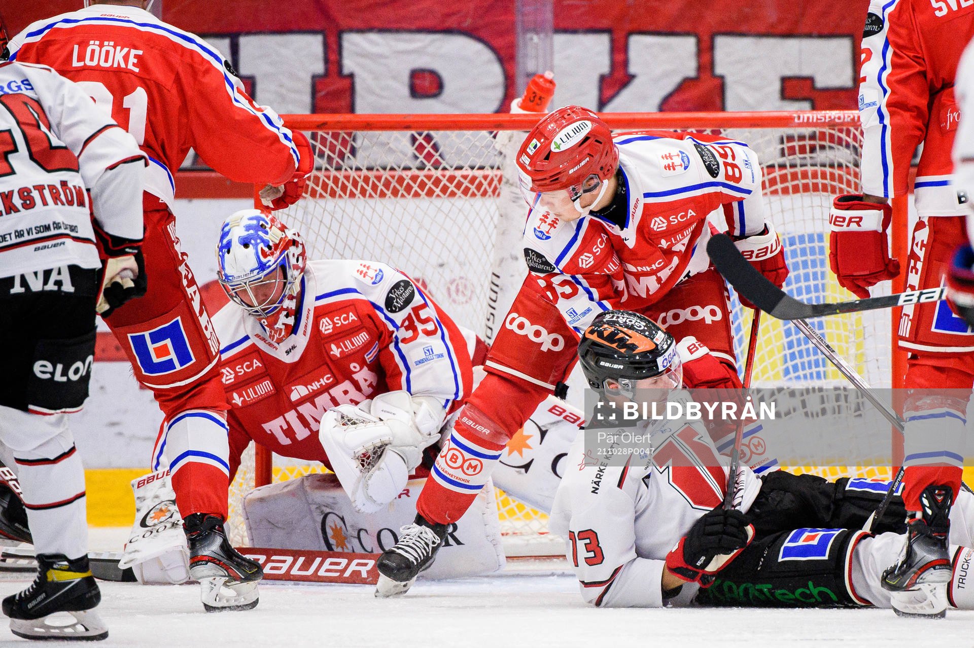 Örebros Oliver Eklind oroar framför Timrås målvakt Sami