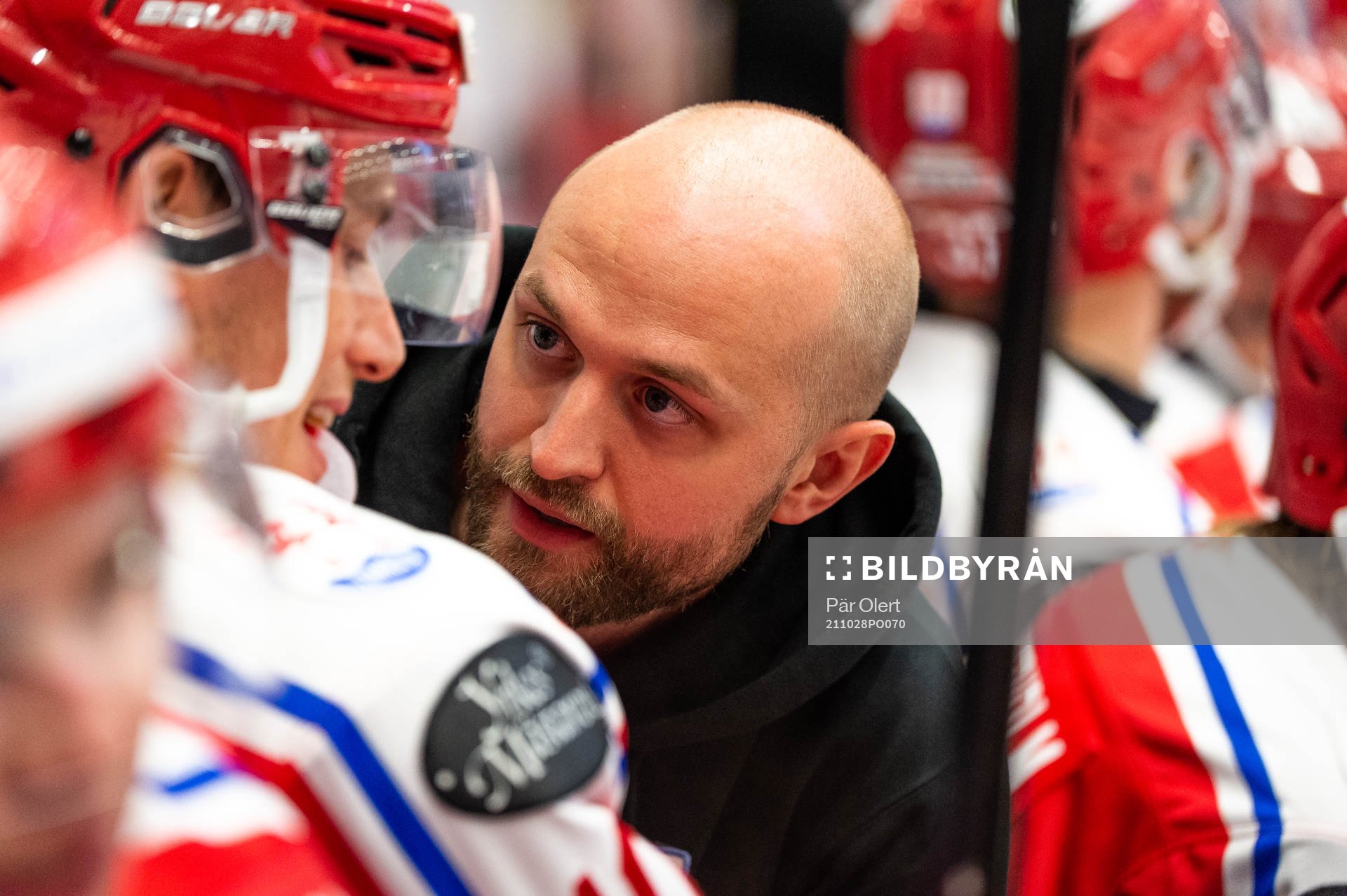 Timrås läkare Christian Johansson tittar till Robin