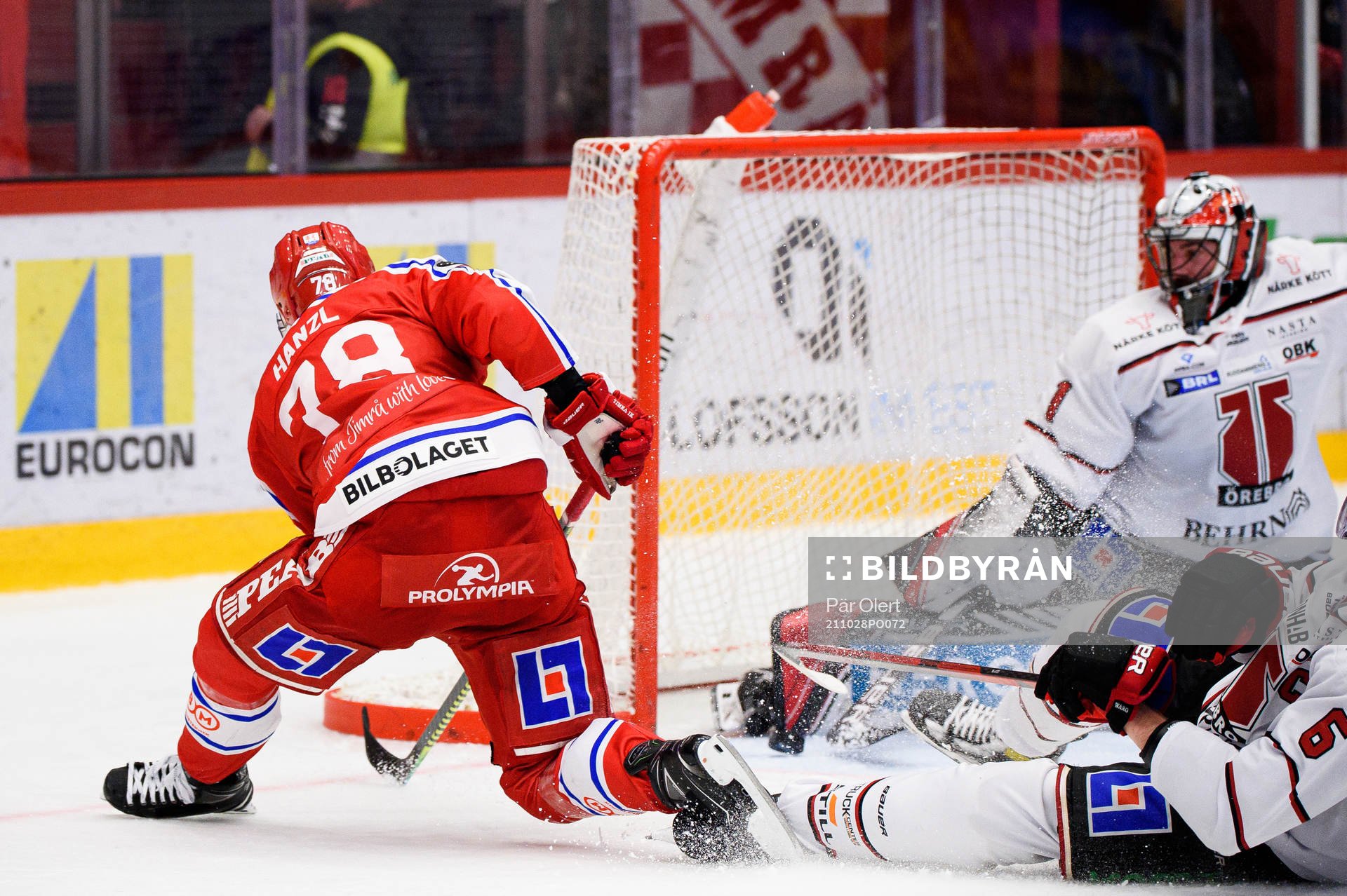 Timrås Robin Hanzl oroar framför Örebros målvakt Jhonas