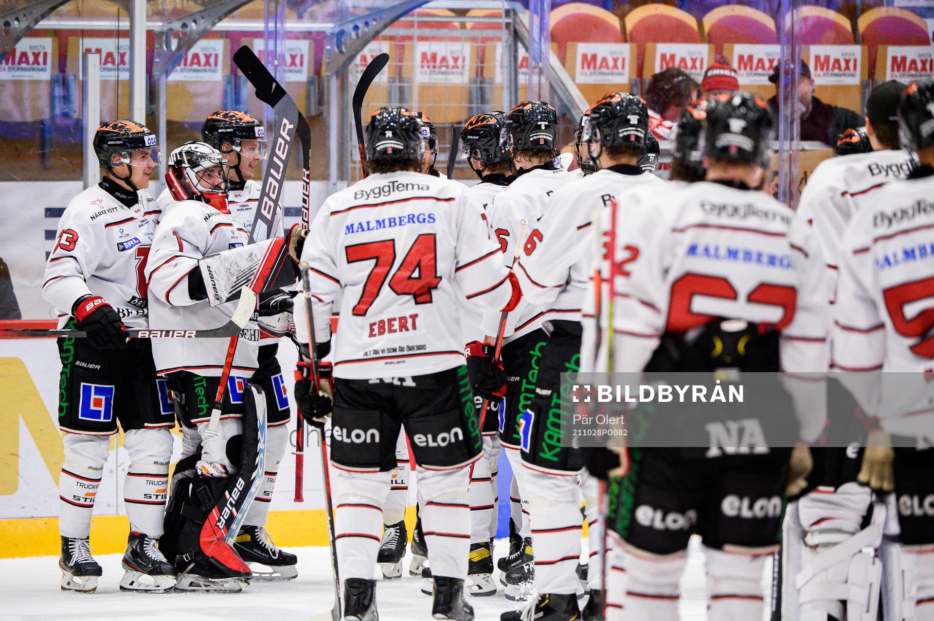 Örebros spelare jublar med målvakt Jhonas Enroth