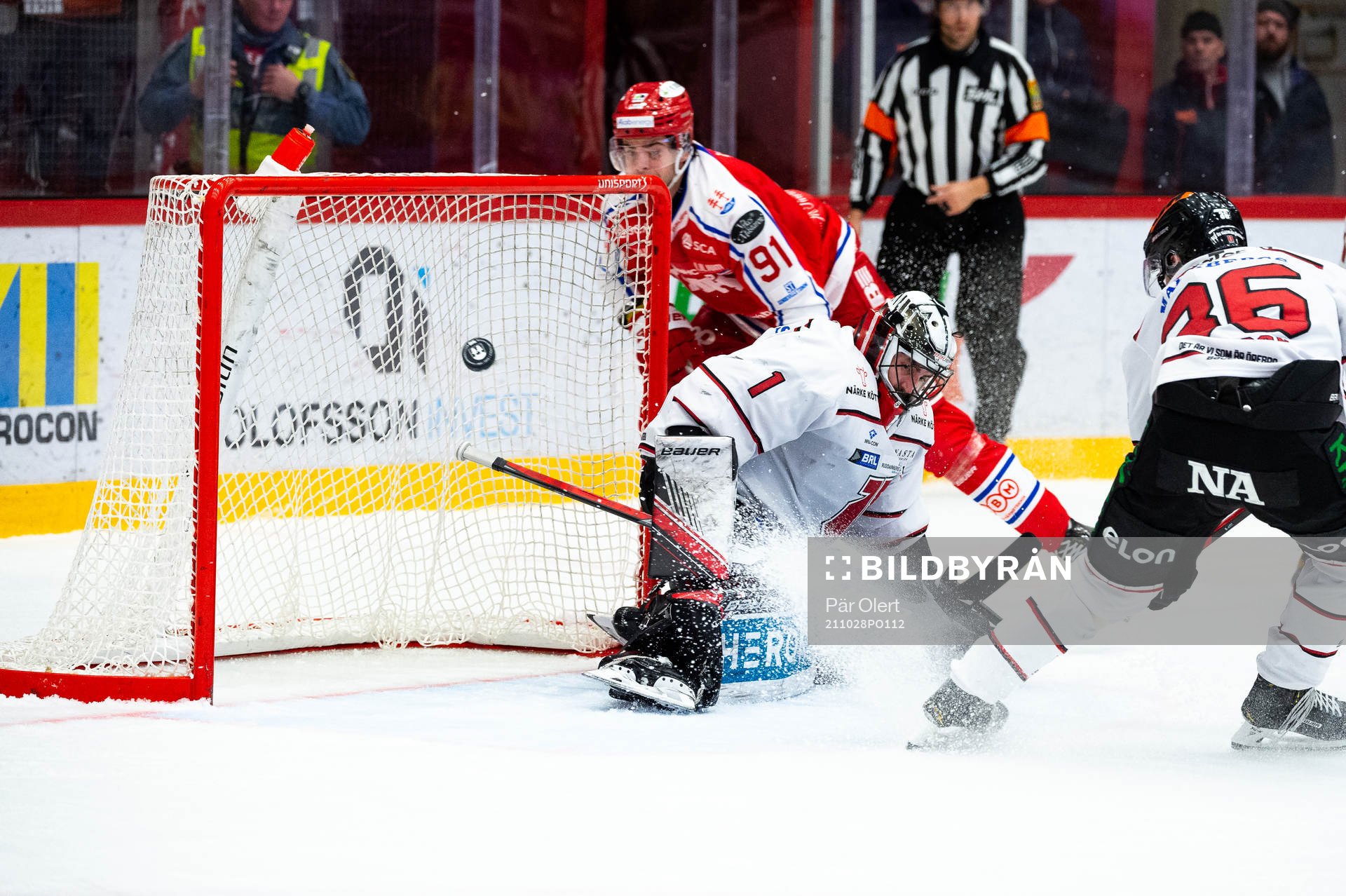 Timrås Viktor Lodin och Örebros målvakt Jhonas Enroth