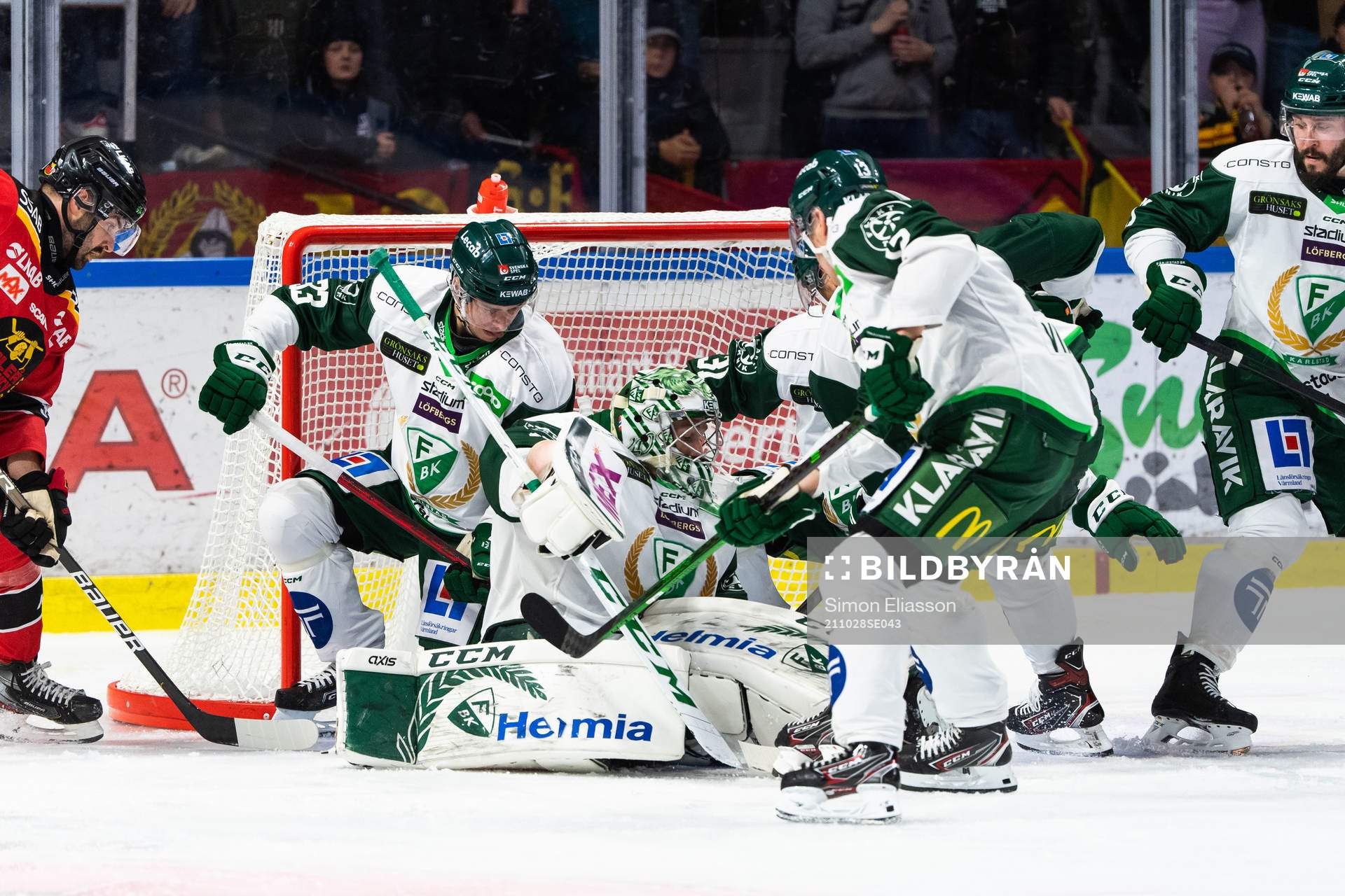 Färjestads Albert Johansson och målvakt Henrik Haukeland