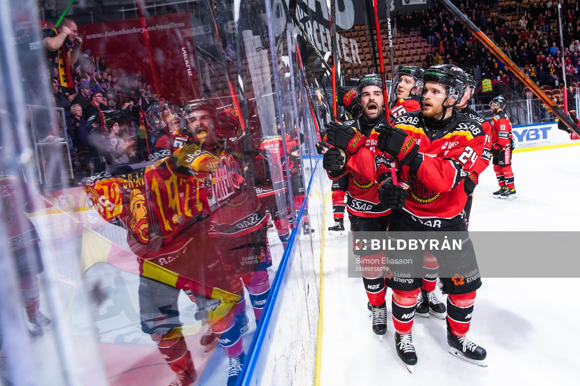 Luleås Linus Fröberg och Brendan Shinnimin jublar