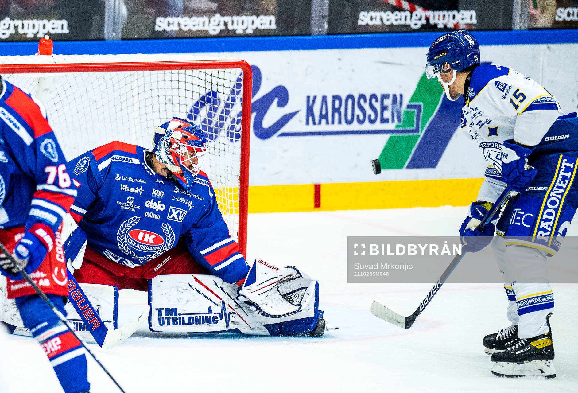 Här gör Leksands Max Veronneau 1-3 bakom Oskarshamns