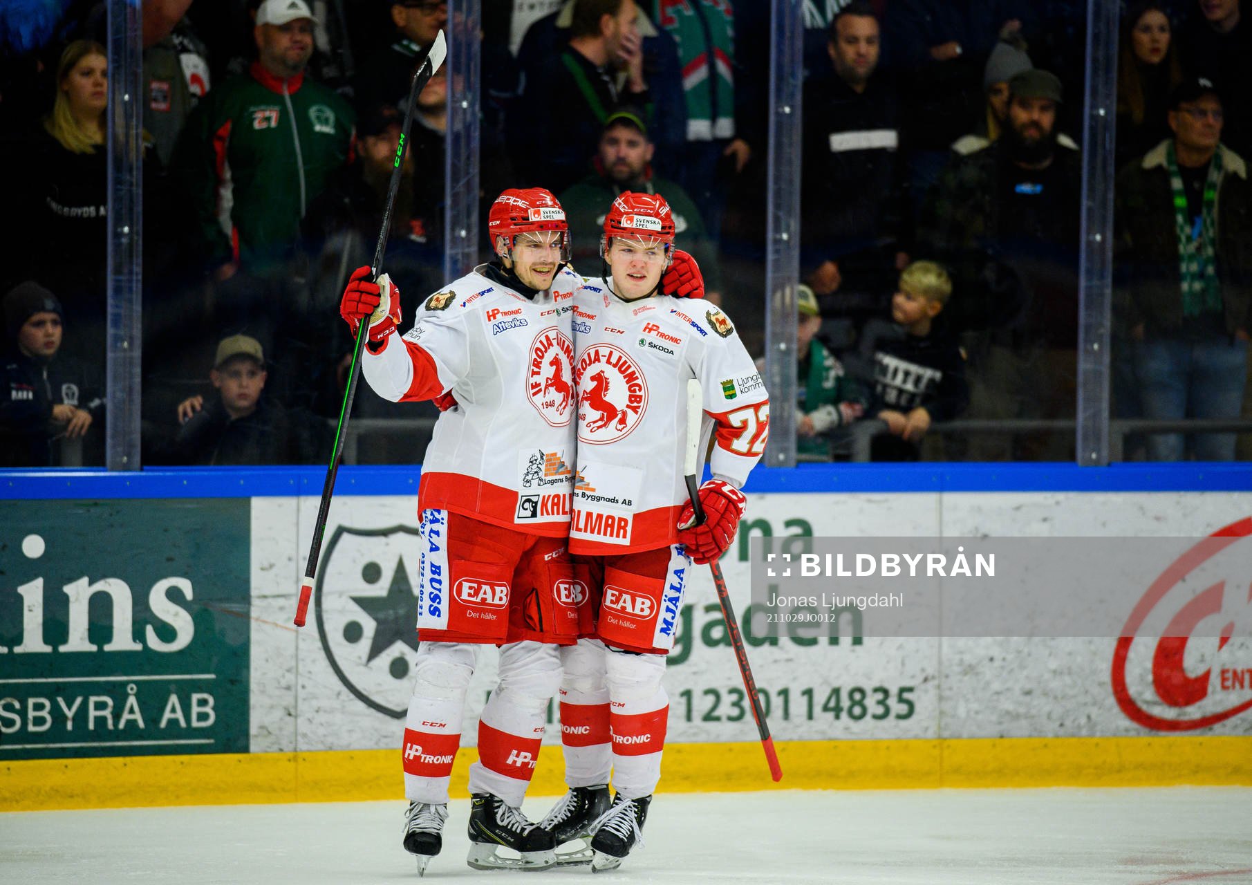 Troja-Ljungbys  Niklas Enberg och Jesper Emanuelsson jublar