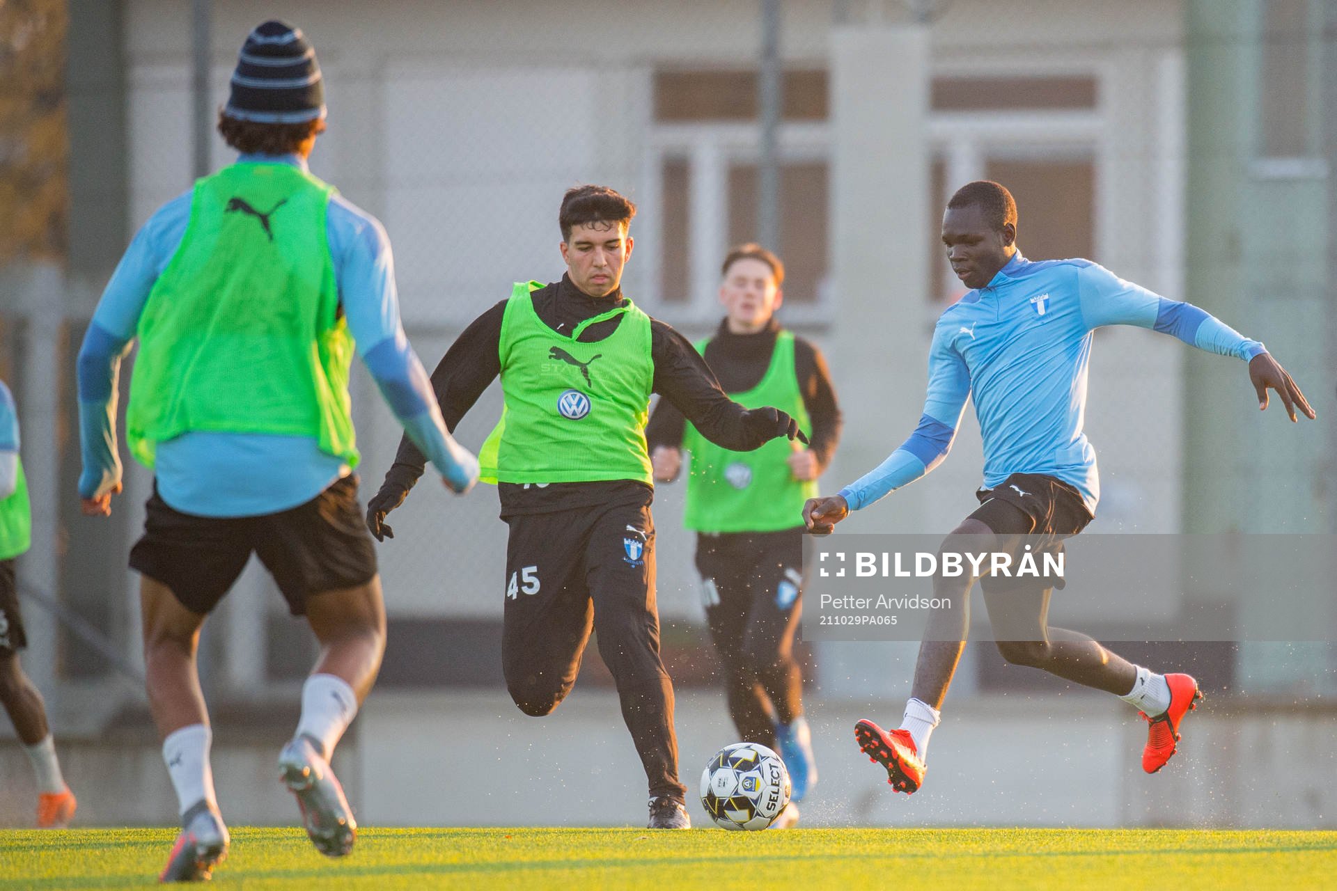 Lass Hamawand och Yannick Noah under en träning med Malmö FFs P19 lag som spelar i UEFA Youth League den 29 oktober 2021 i Malmö. 