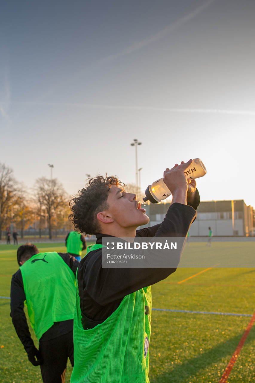 André Alvarez Perez under en träning med Malmö FFs P19 lag som spelar i UEFA Youth League den 29 oktober 2021 i Malmö. 