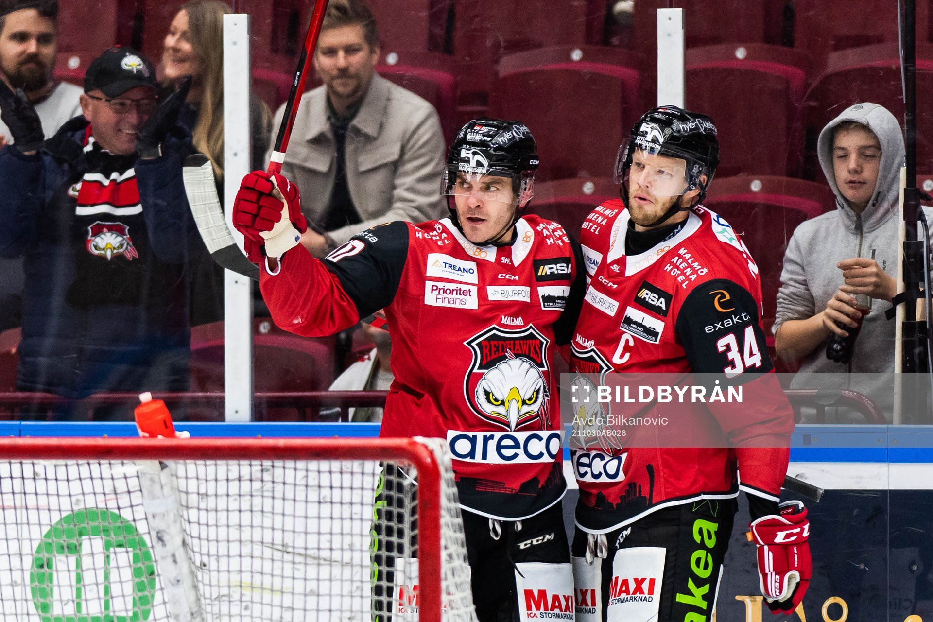 Malmö Redhawks Carl Söderberg (h) jublar