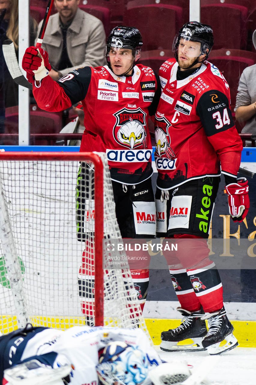 Malmö Redhawks Carl Söderberg (h) jublar