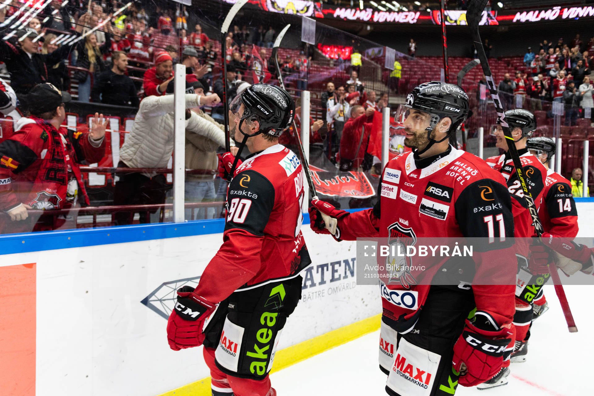 Malmö Redhawks Lance Bouma och Markus Lauridsen jublar