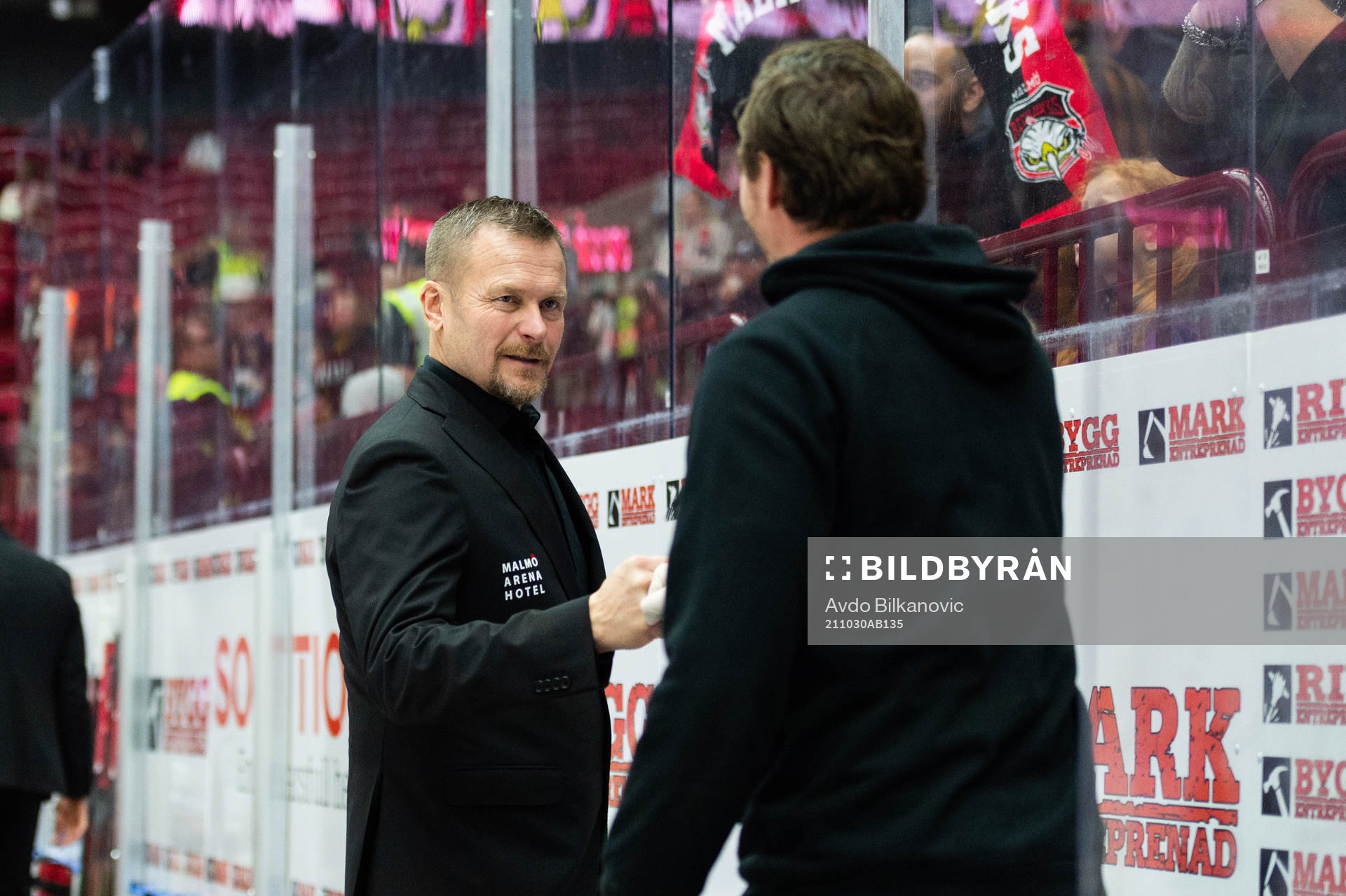 Malmö Redhawks tränare Joakim Fagervall jublar