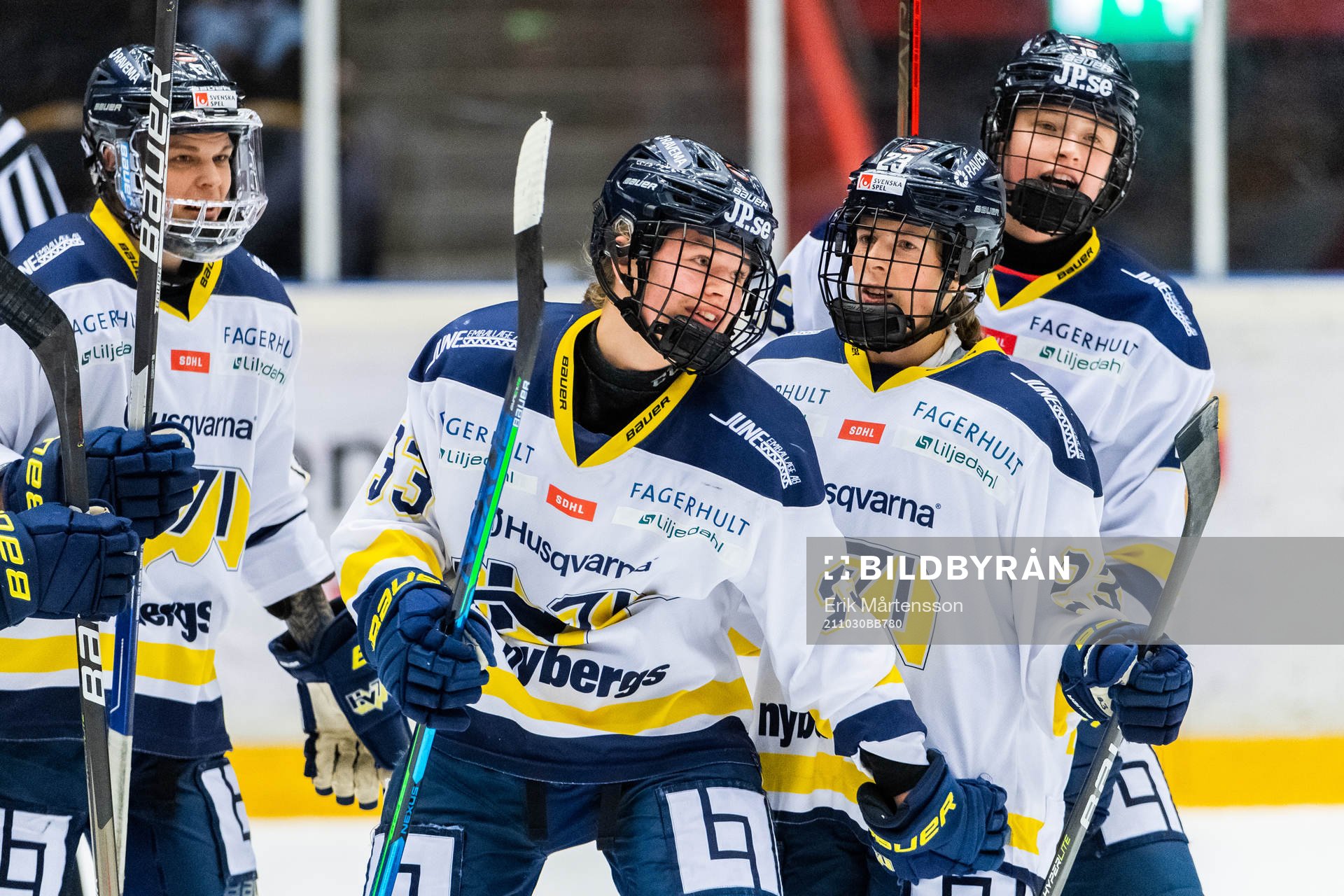 s Mira Jungåker jublar med målskytten till 0-1 Sanni