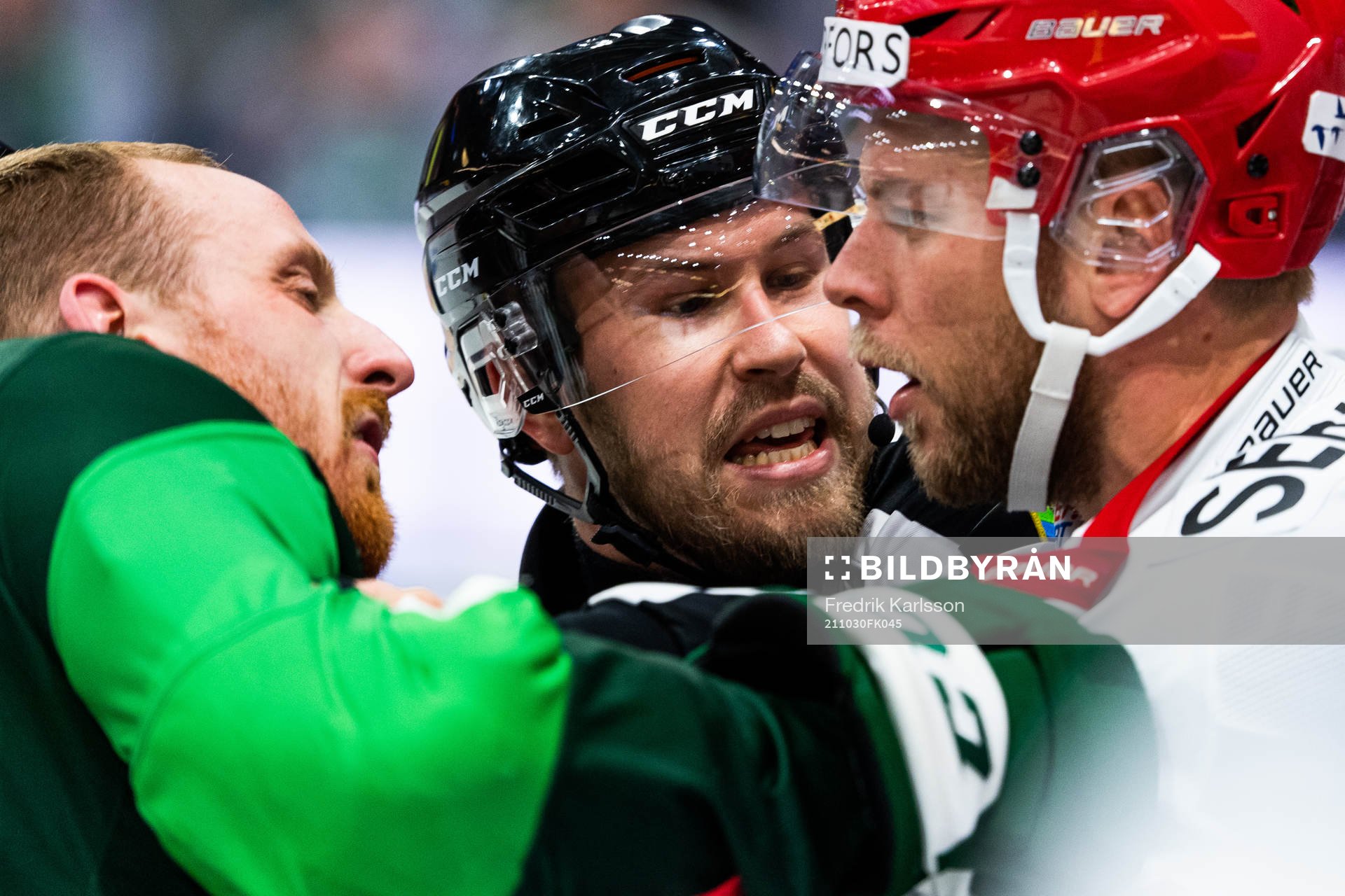 Linjedomare Peter Almerstedt mellan Färjestads Pontus