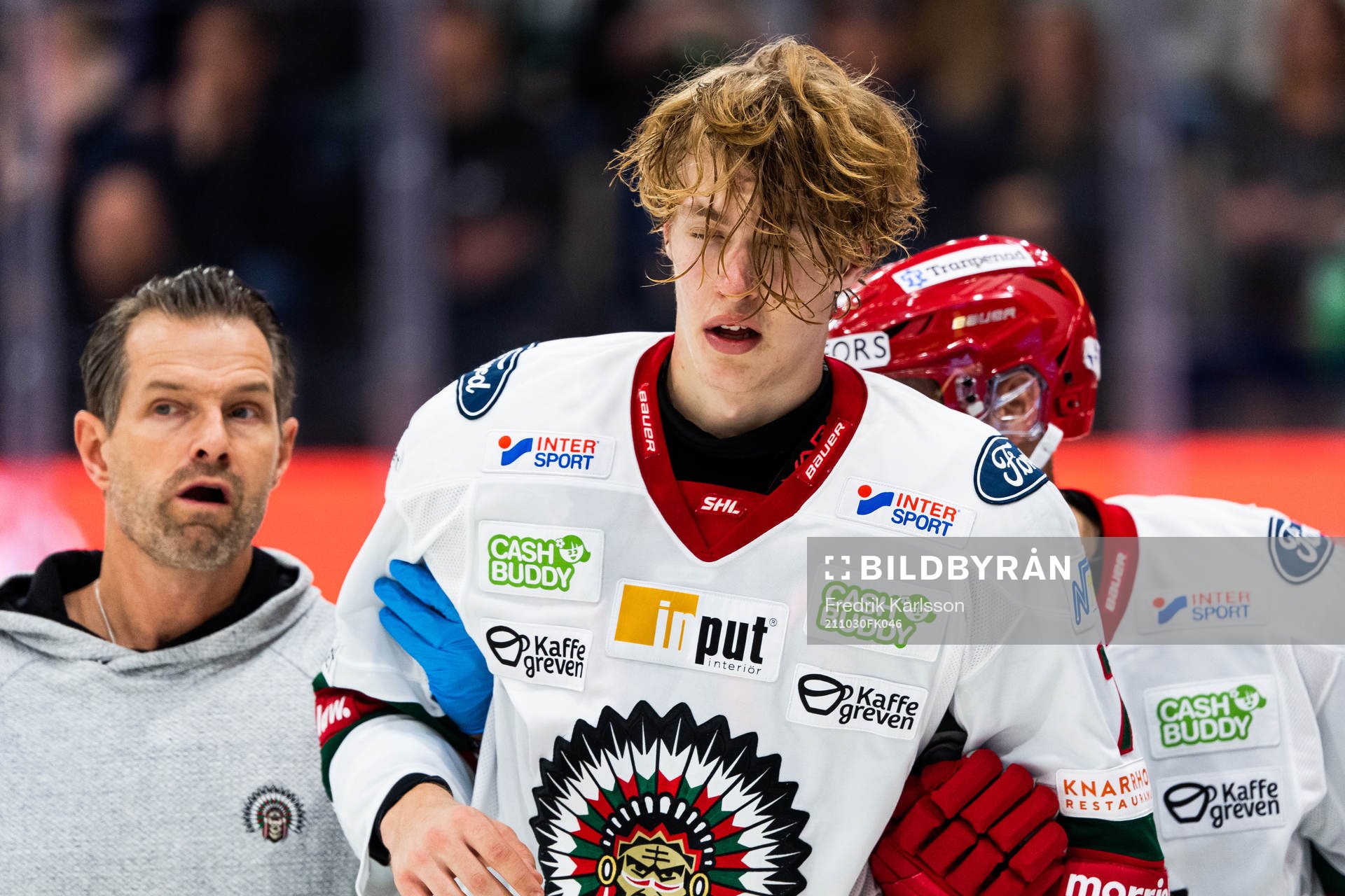 Frölundas Simon Edvinsson hjälps av isen