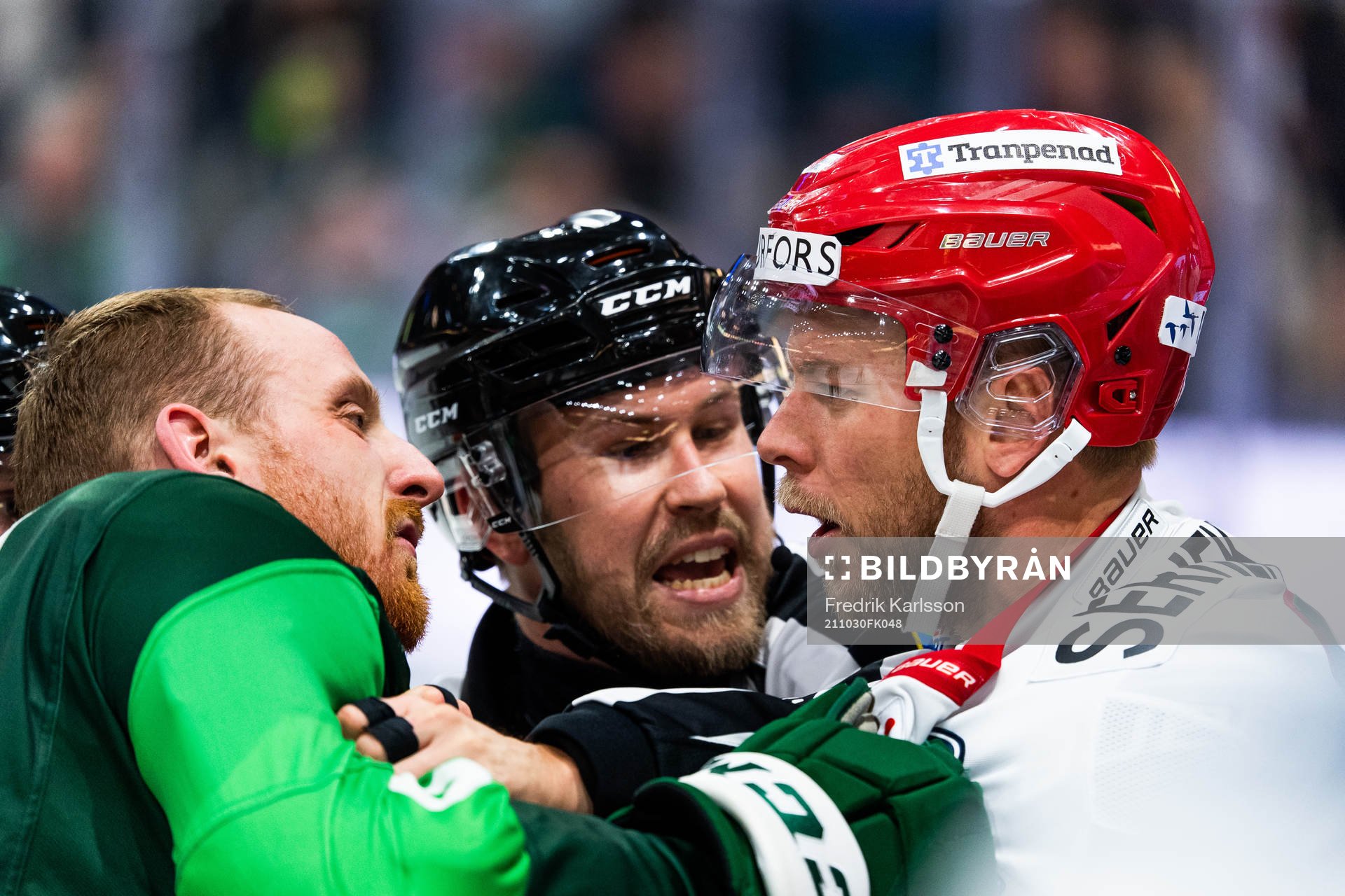 Linjedomare Peter Almerstedt mellan Färjestads Pontus