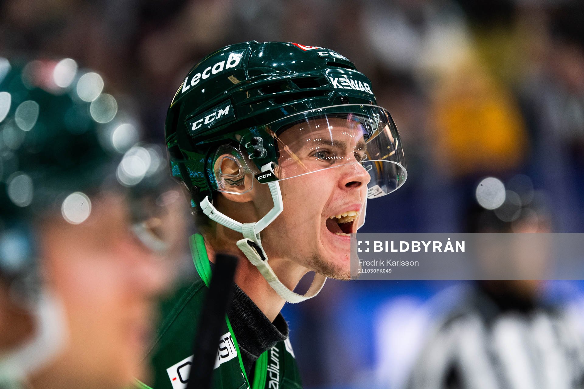 Färjestads Carl Jakobsson reagerar på ett domslut