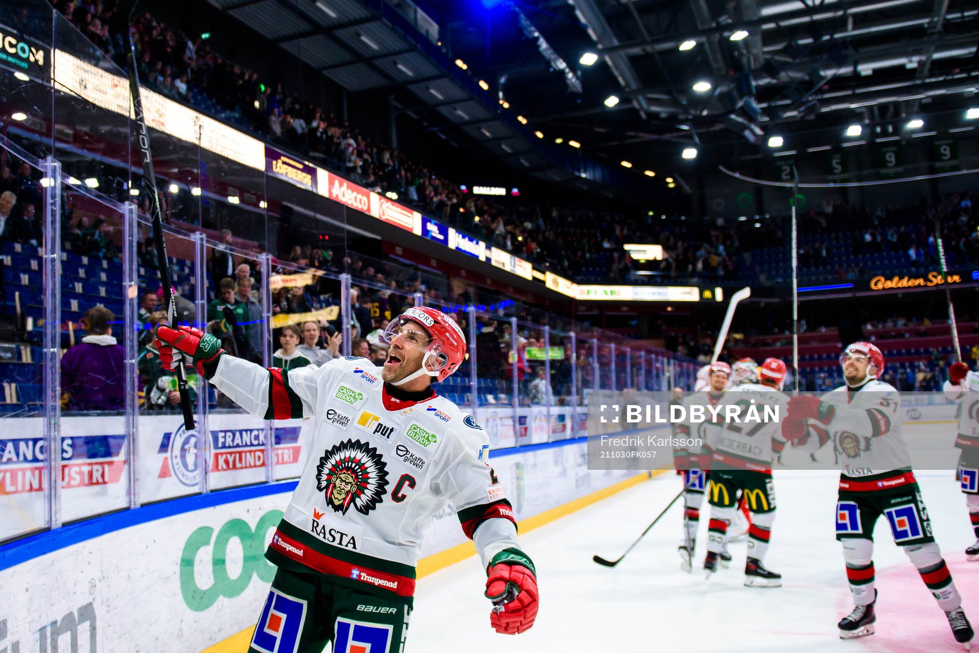 Frölundas Joel Lundqvist jublar med lagkamrater
