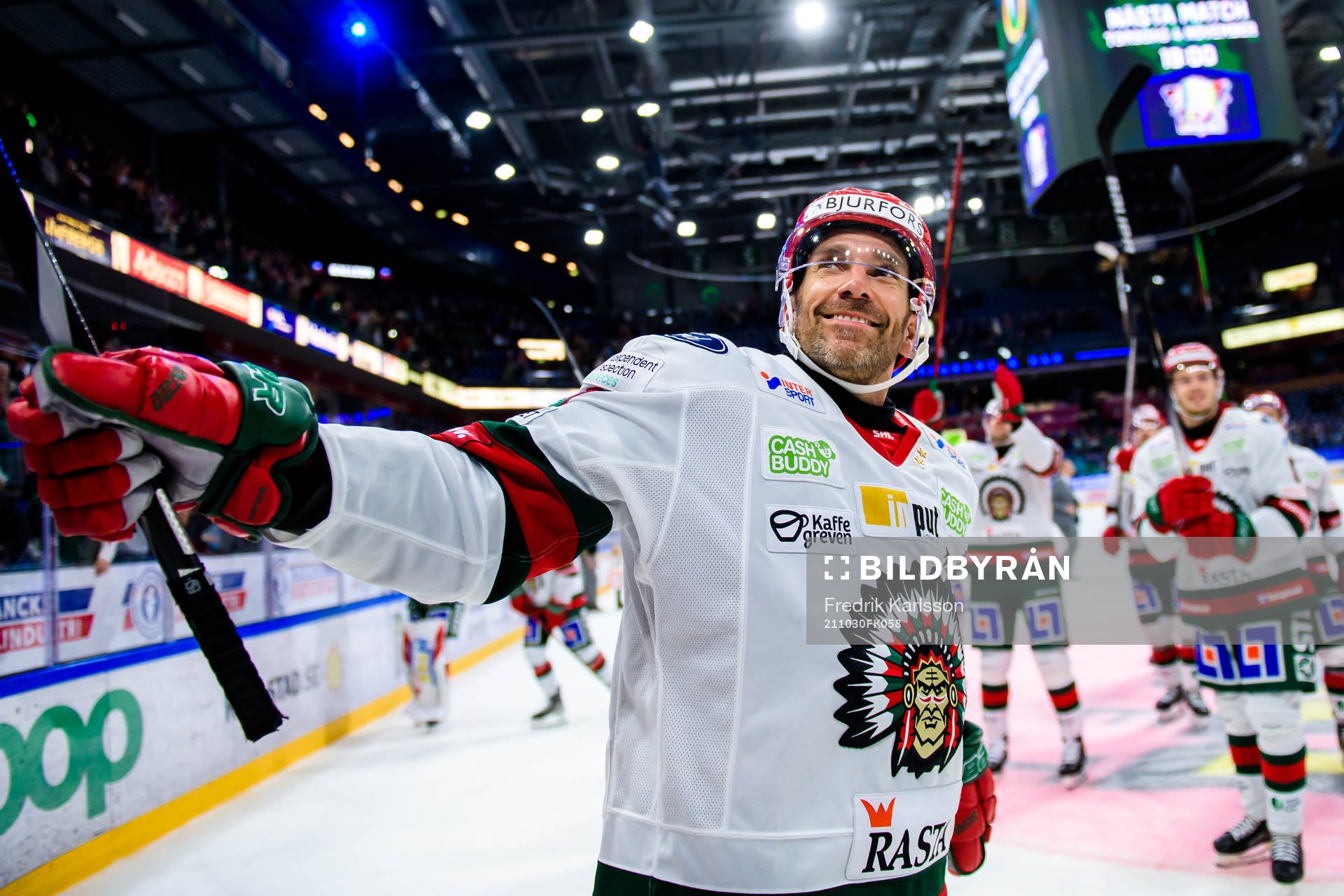 Frölundas Joel Lundqvist jublar med lagkamrater