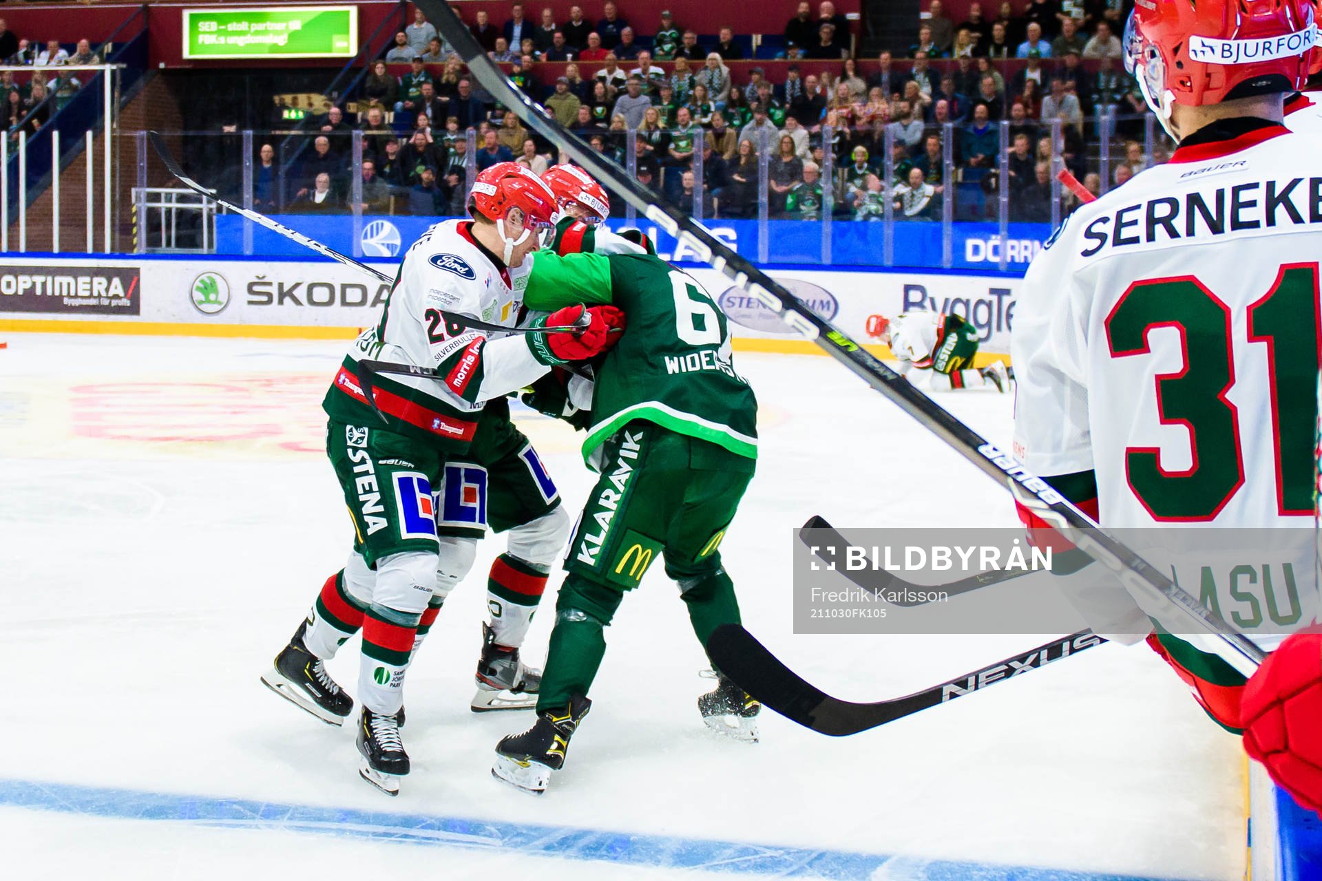 Frölundas Christian Folin i fight med Färjestads Pontus