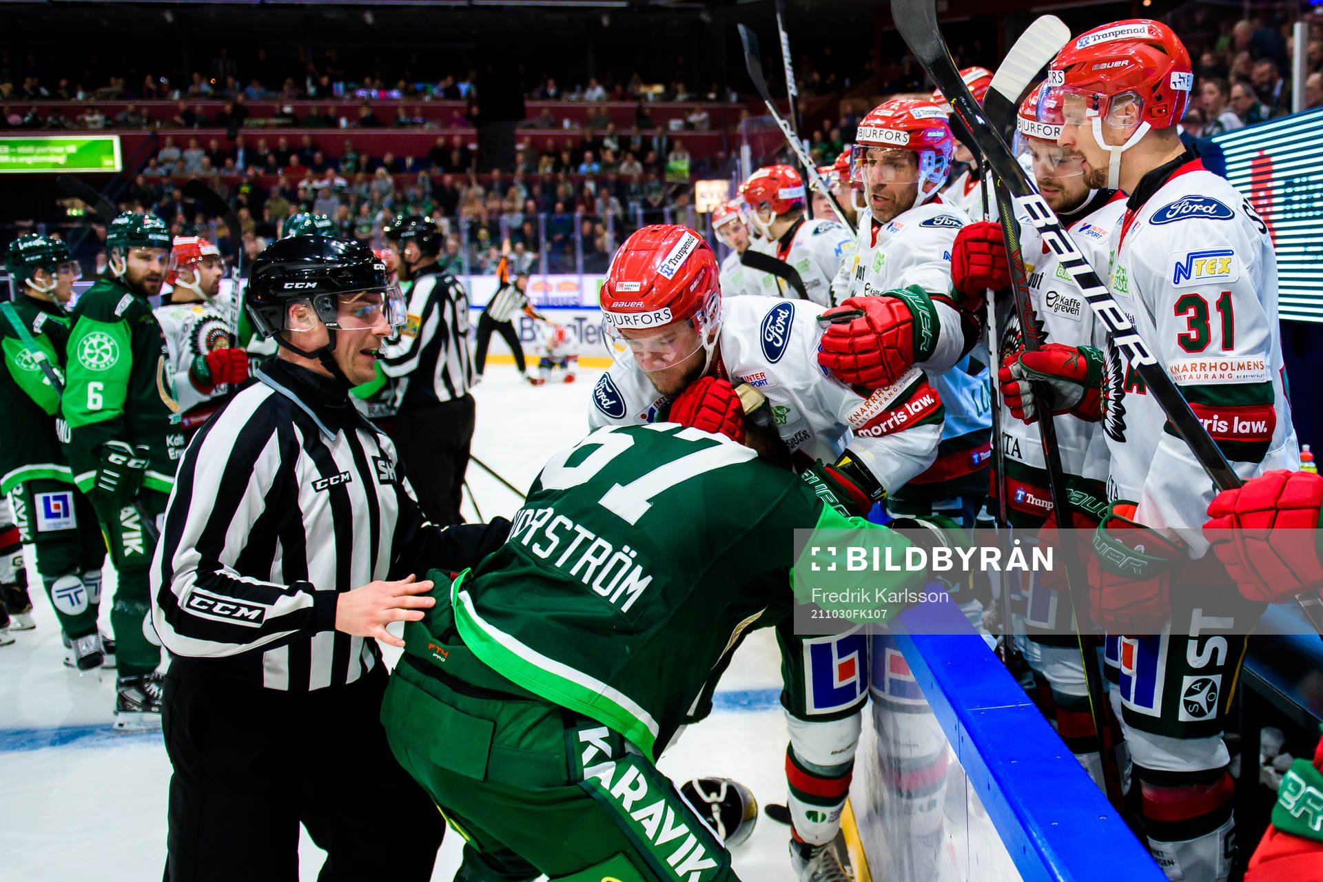 Frölundas Christian Folin i fight med Färjestads Pontus