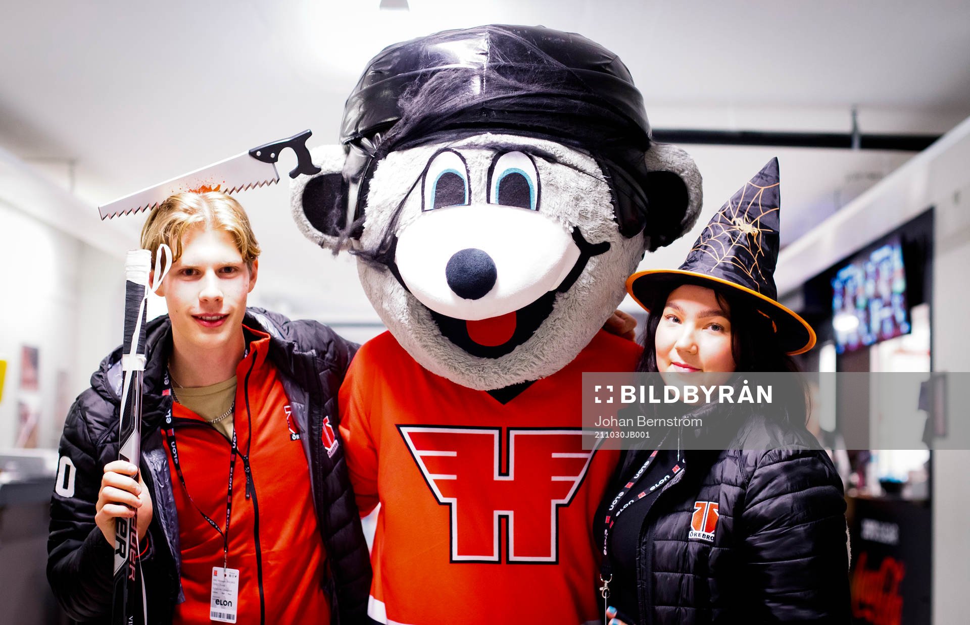 Örebros maskot och två funktionärer med Halloween tema
