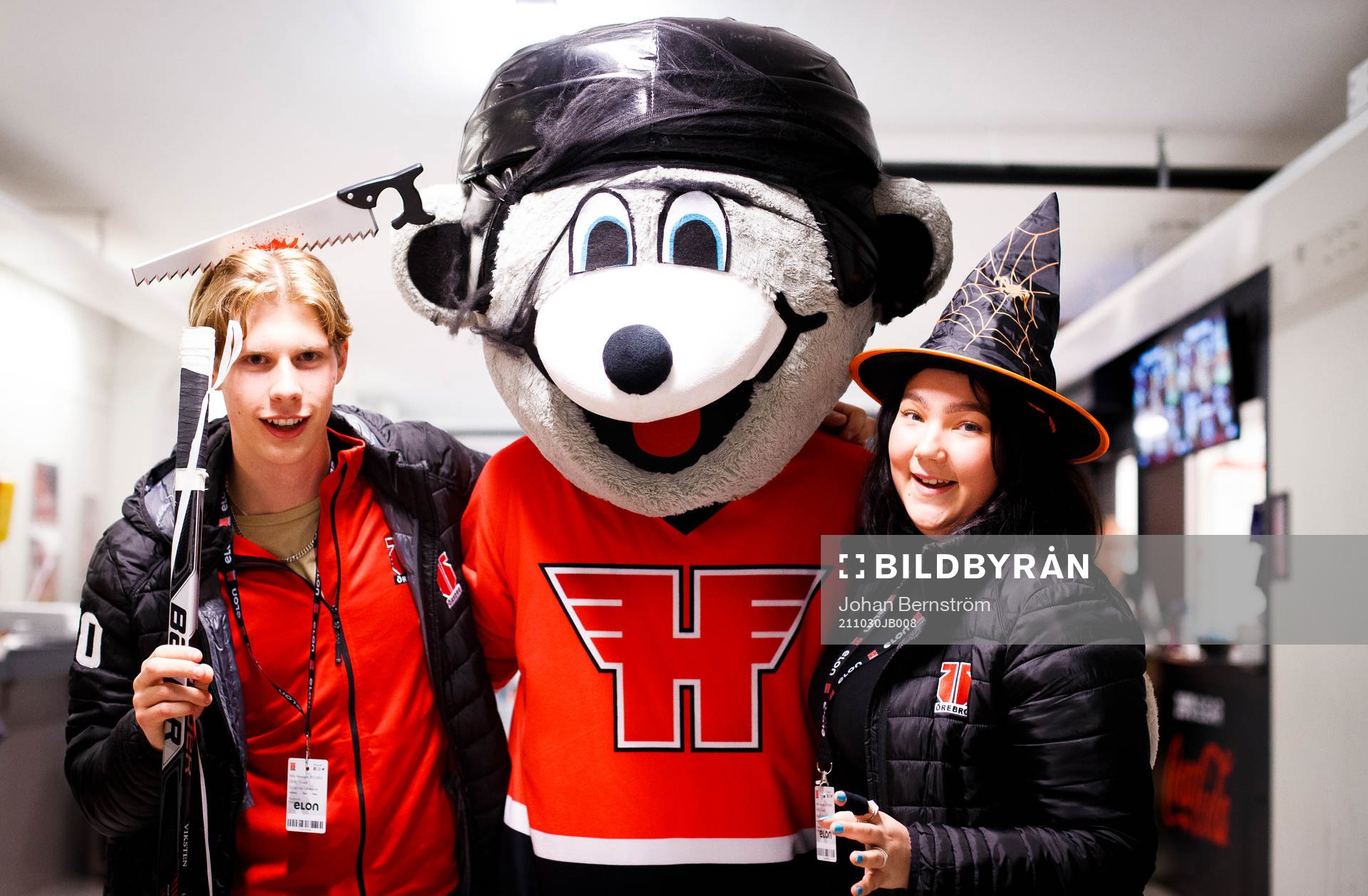 Örebros maskot Harry the hero och två funktionärer med