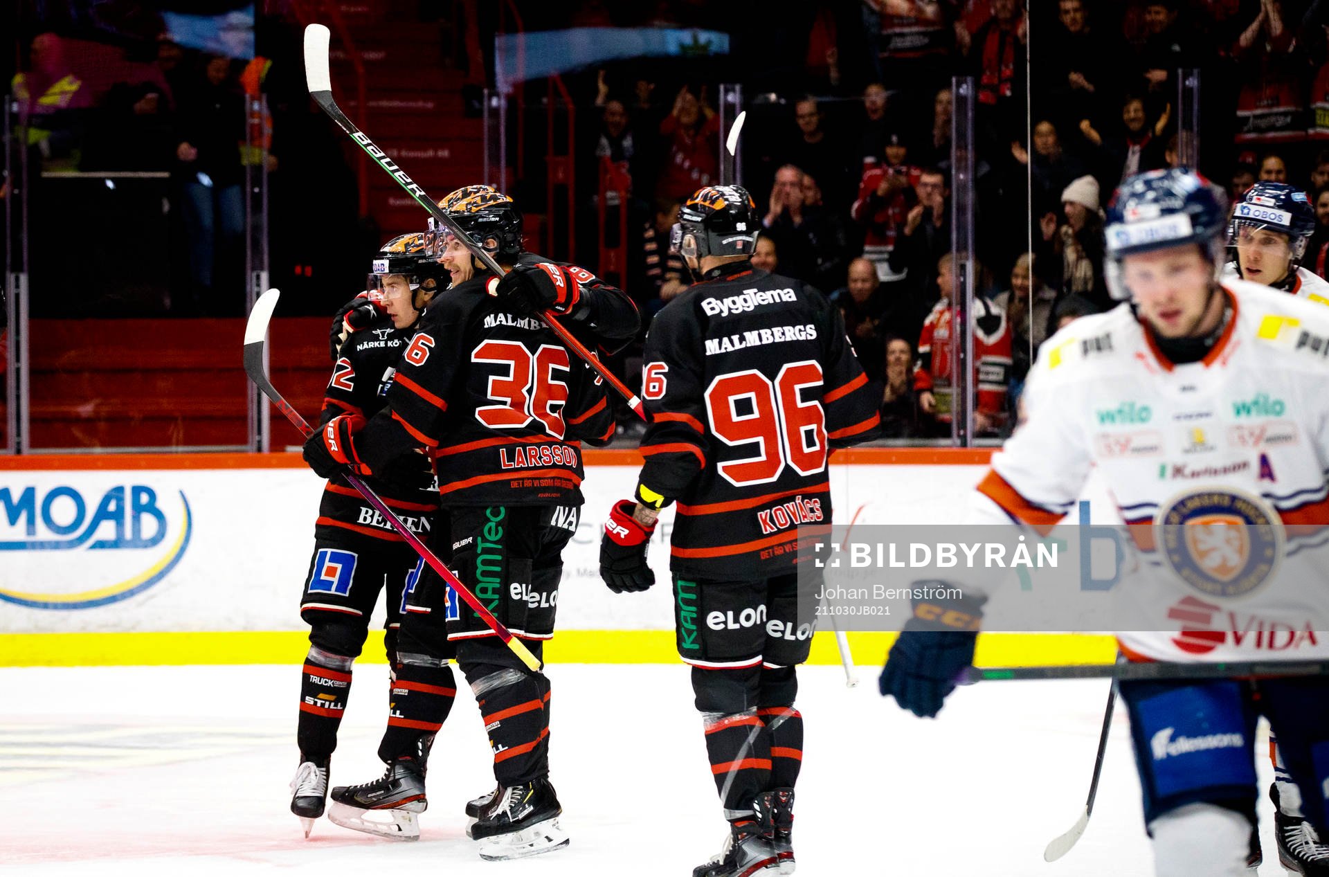 Örebros Emil Larsson jublar vid 1-0